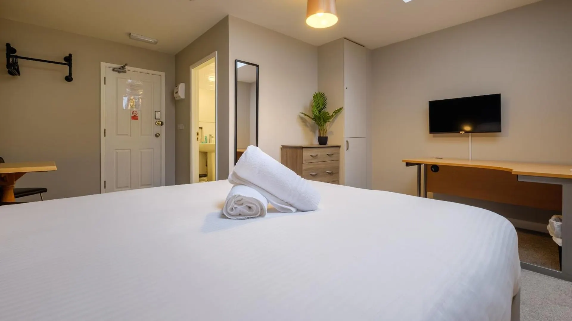 Hotel Station - Free Off-site Health Club Access With Pool, Sauna, Steam & Gym