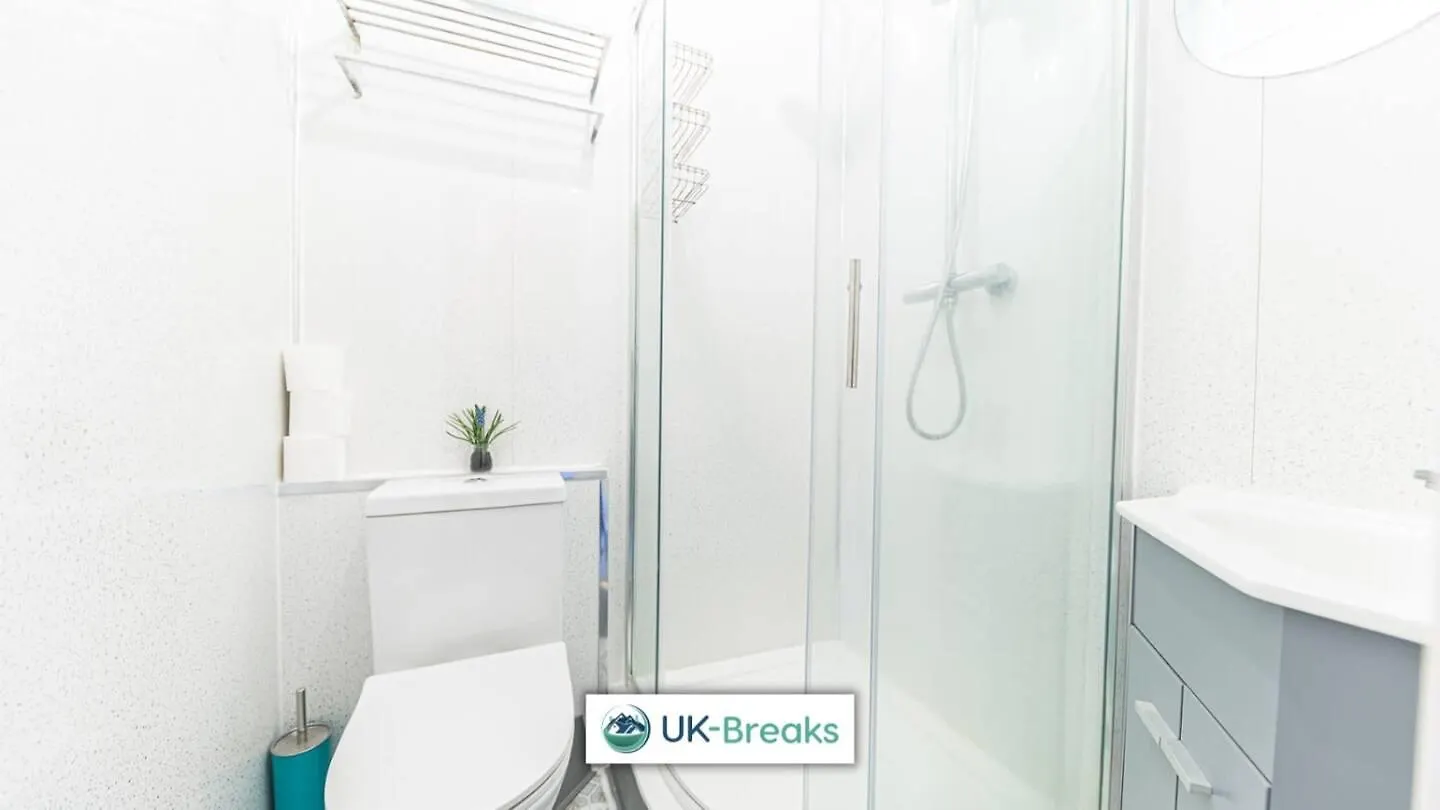 Large, Centrally Located, 5 Bedroom House בית אירוח