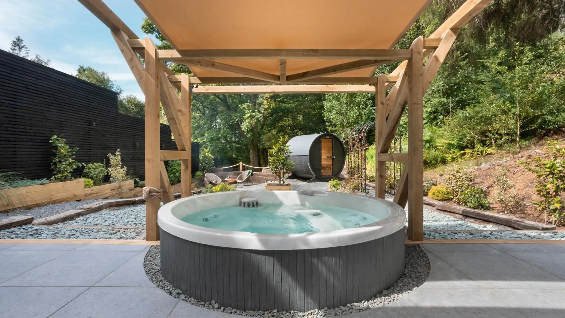 Aphrodites Group - Luxury Hot Tub In District! 5*
