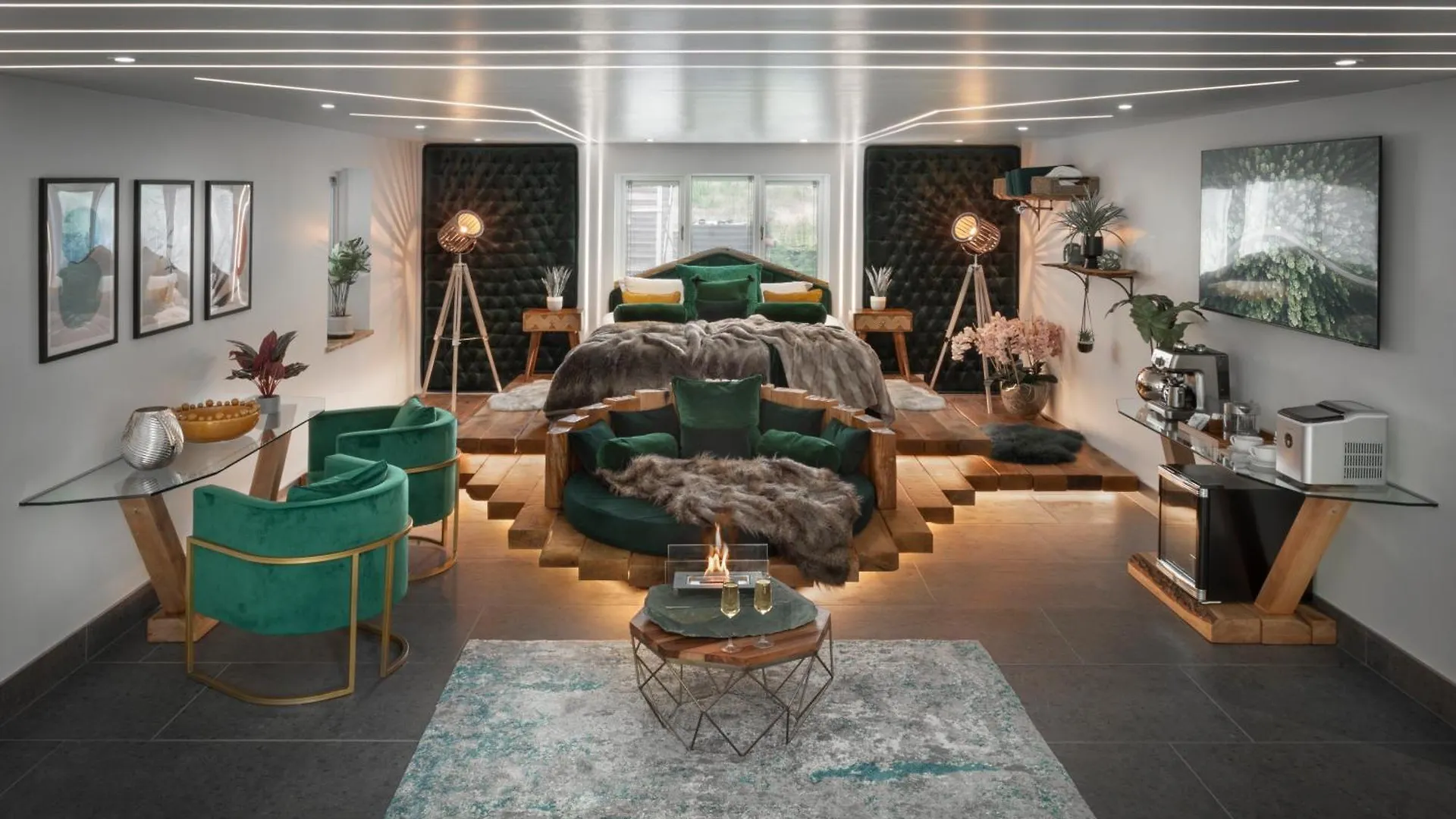 Aphrodites Group - Luxury Hot Tub In District! 5*