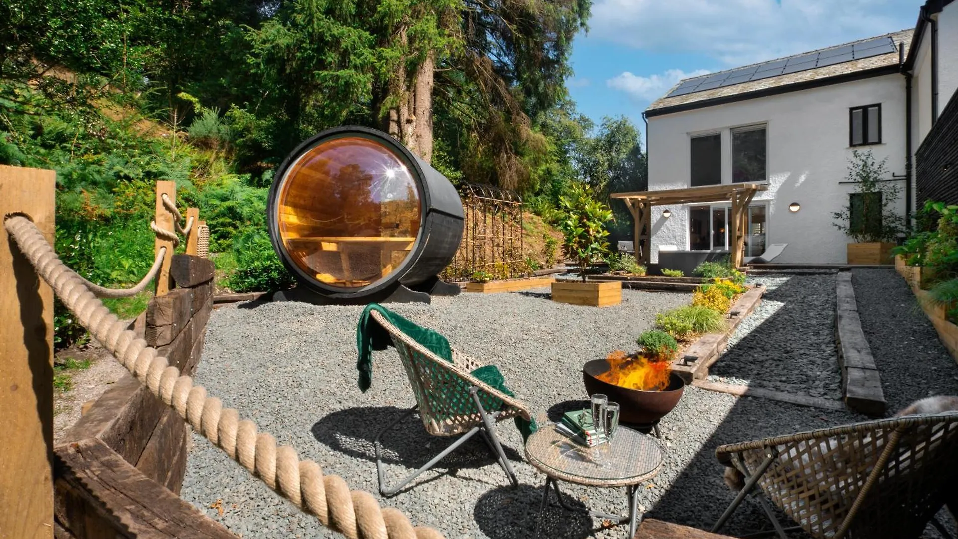 Aphrodites Group - Luxury Hot Tub In District!