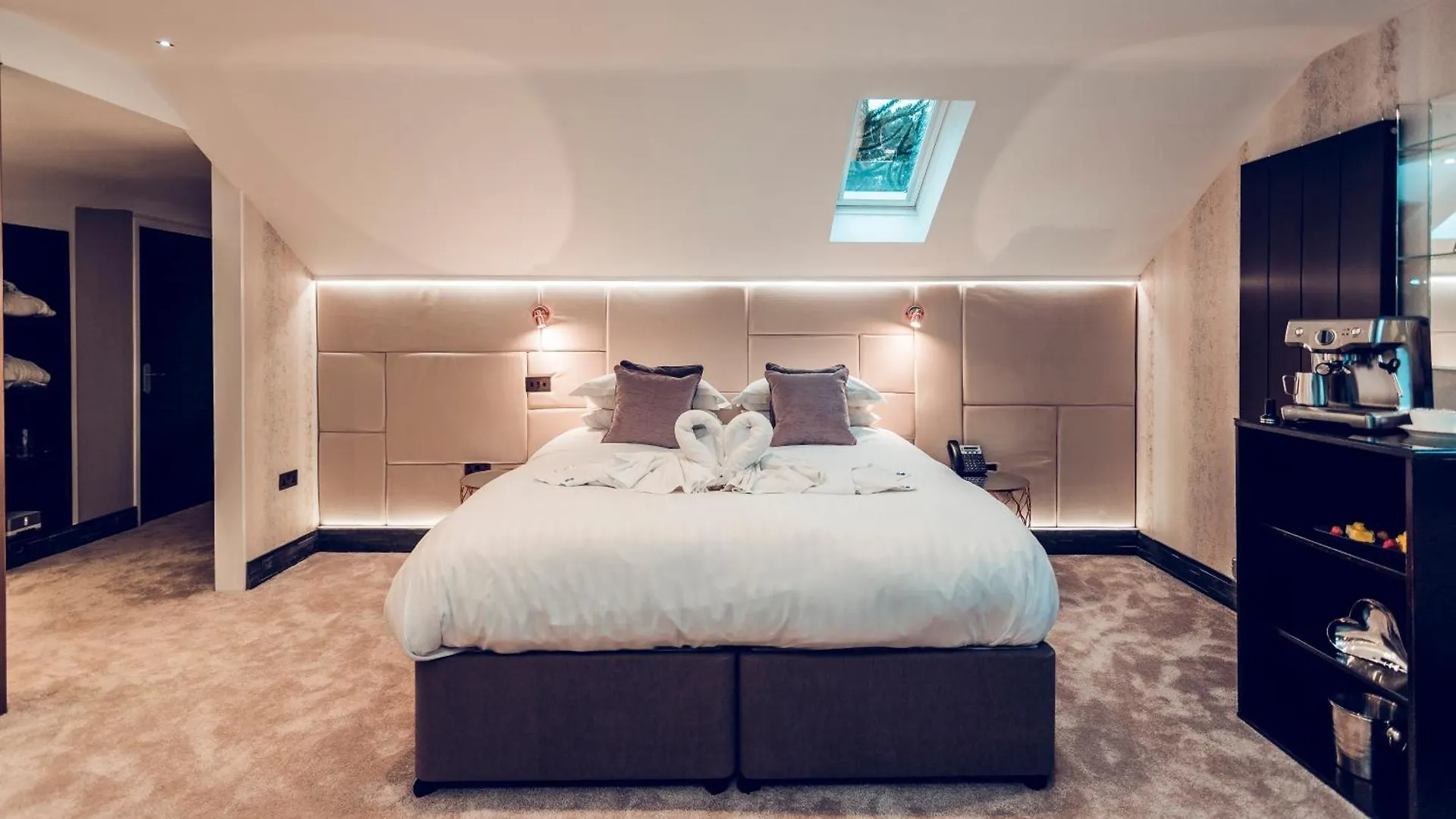 ホテル Aphrodites Group - Luxury Hot Tub In District!