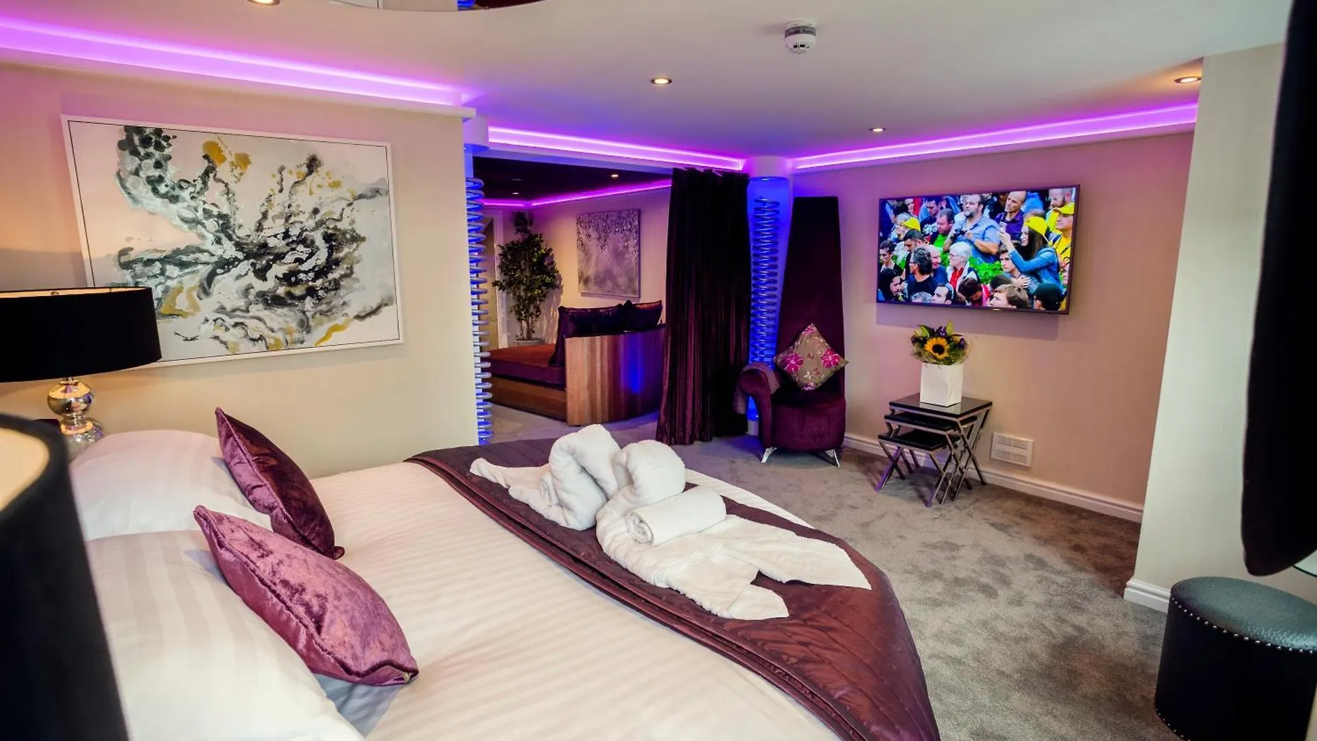 Aphrodites Group - Luxury Hot Tub In District!