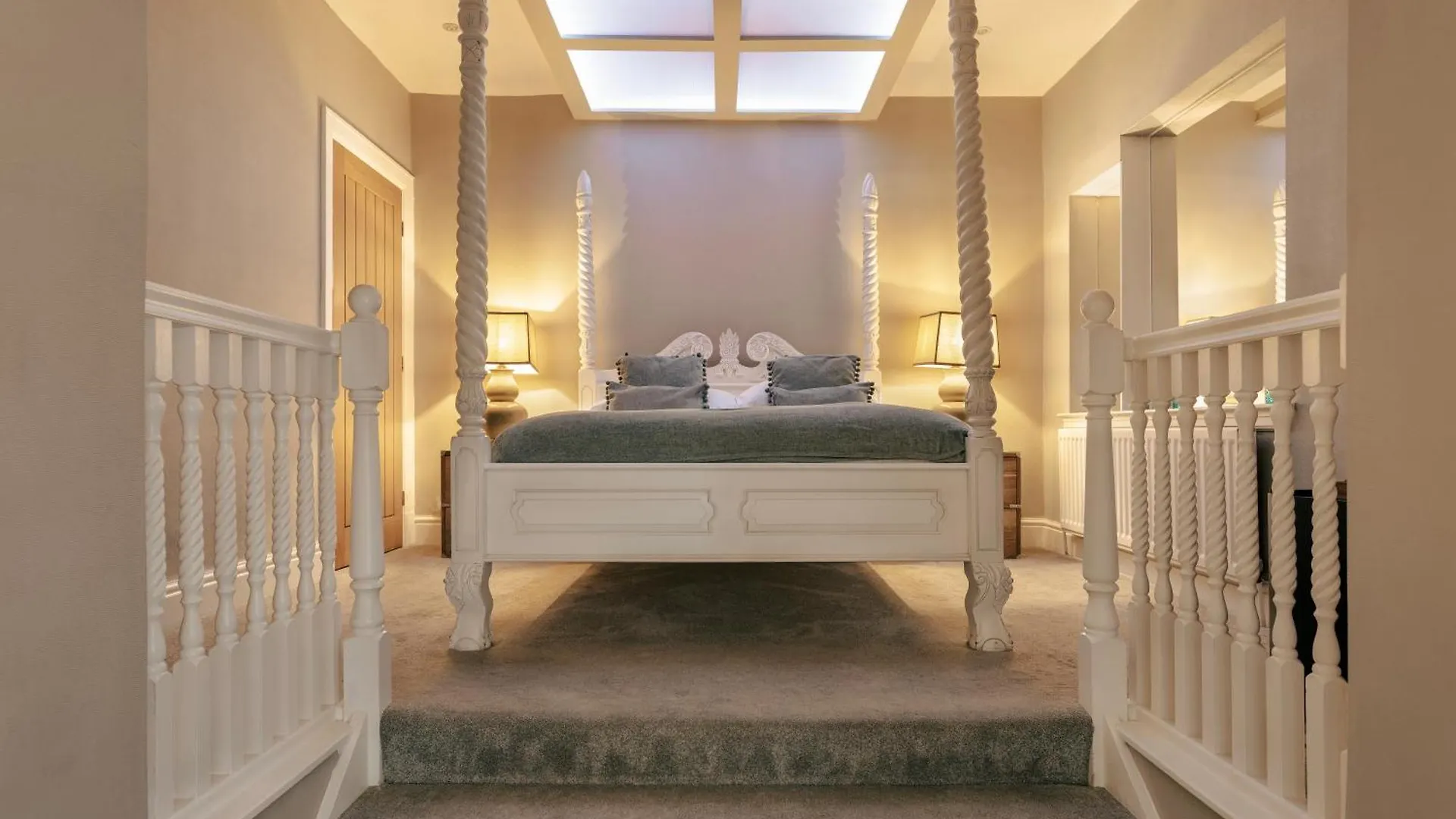 Aphrodites Group - Luxury Hot Tub In District!