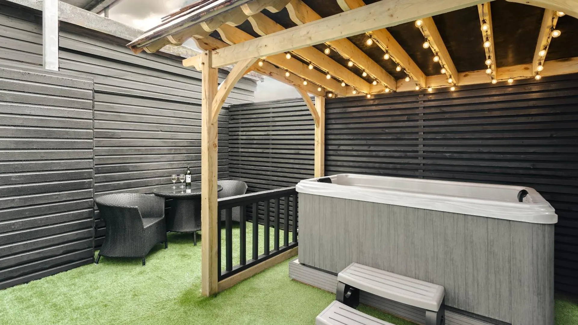 ホテル Aphrodites Group - Luxury Hot Tub In District!