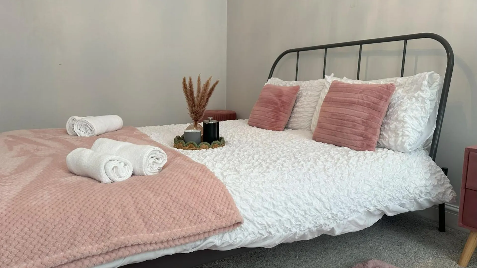 The - 1 Bed Daire