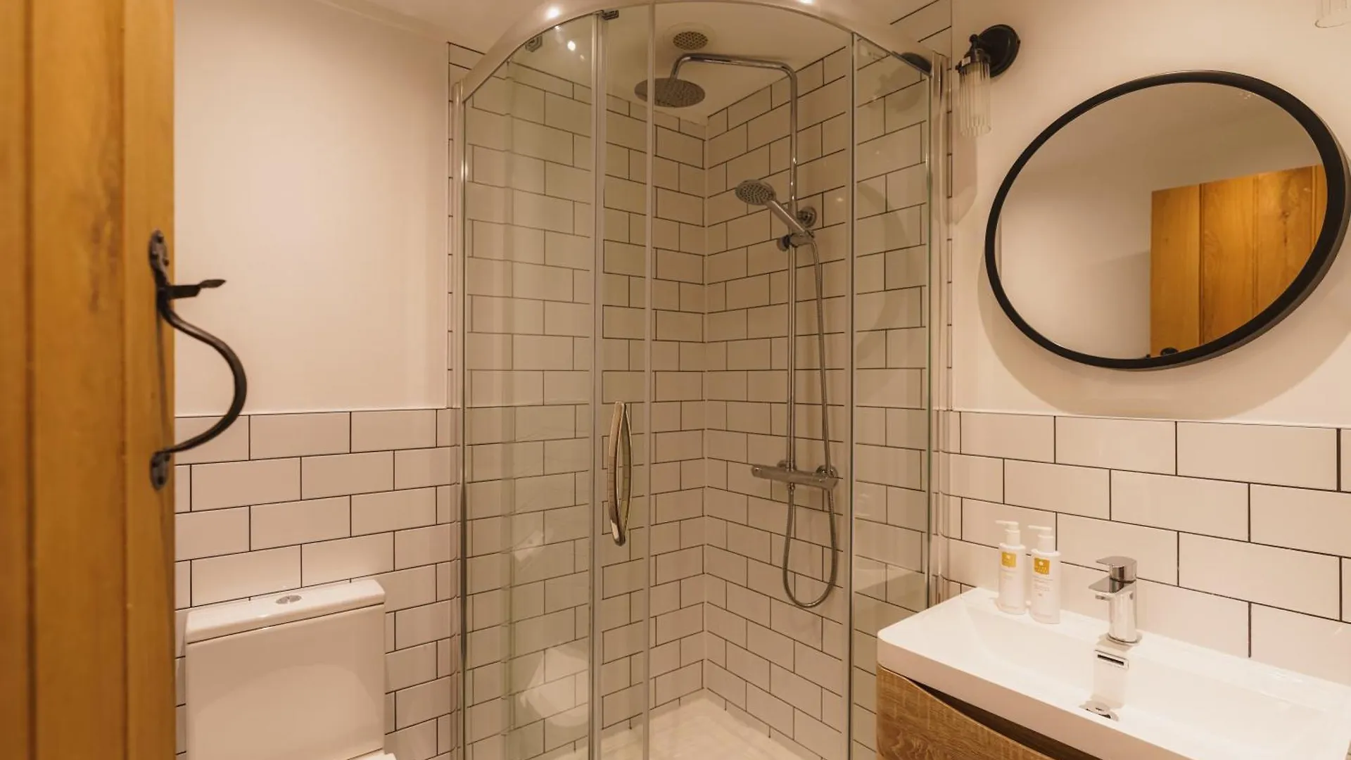 Half Way House, Clappersgate, Sleeps 8 度假居 *
