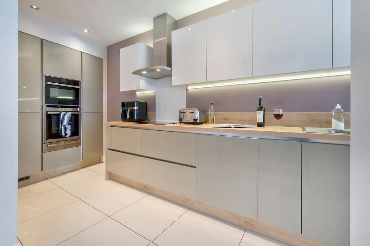 Σπίτι διακοπών Rosemount X3 Bed Townehouse With Hot Tub & Parking, *