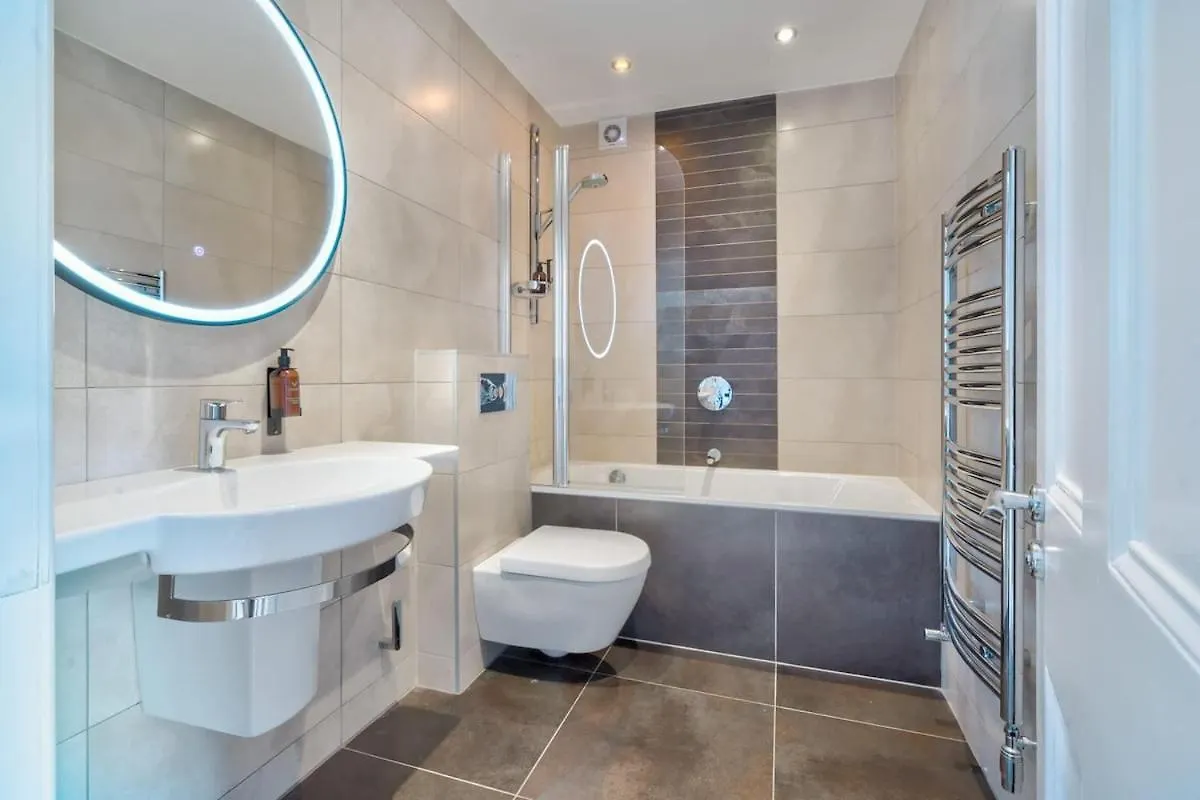 Σπίτι διακοπών Rosemount X3 Bed Townehouse With Hot Tub & Parking,