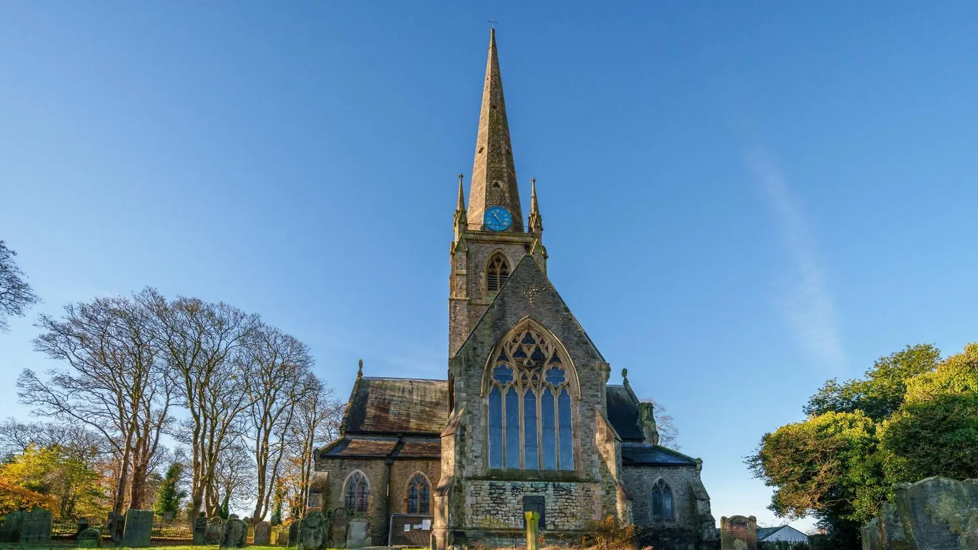 Bell - Is Five Minutes Walk To Pubs, Restaurants And Shops *