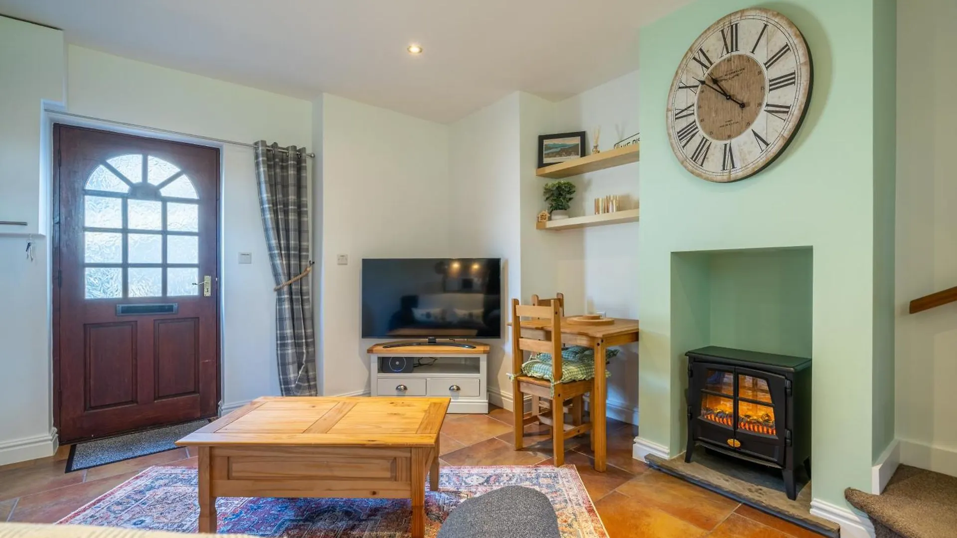 Bell - Is Five Minutes Walk To Pubs, Restaurants And Shops