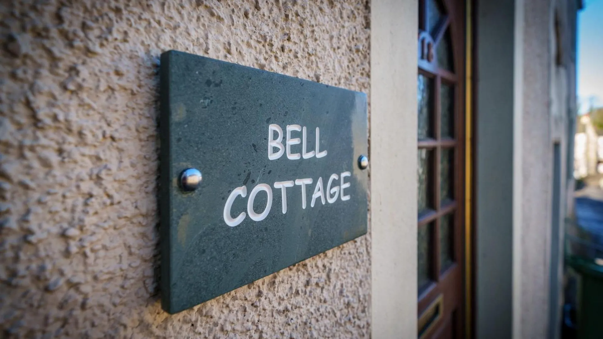 Bell - Is Five Minutes Walk To Pubs, Restaurants And Shops