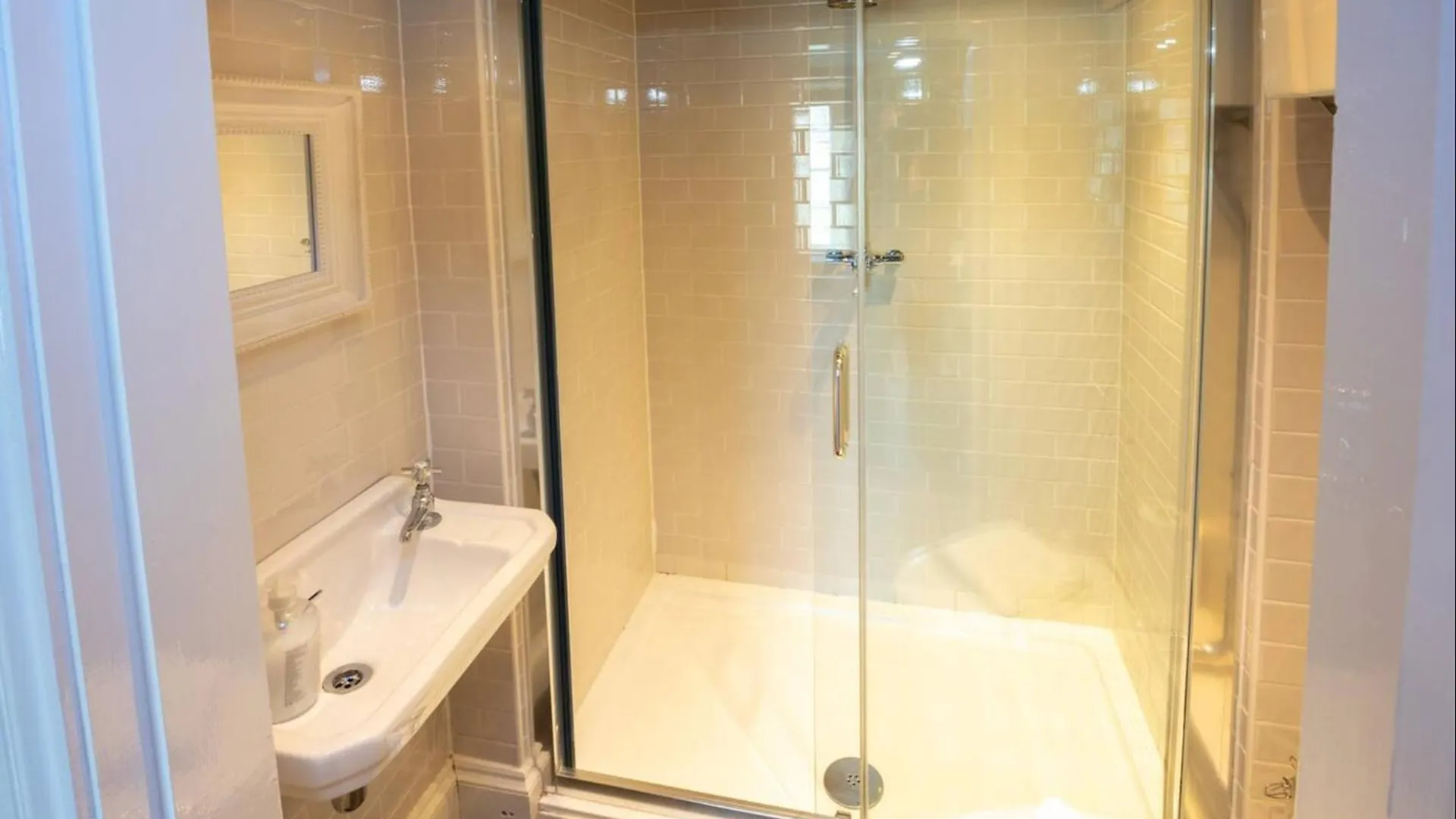 Unicorn -beautiful, Spacious 3 Bed, 3 Bathroom House In Heart Of بيت للعطل *