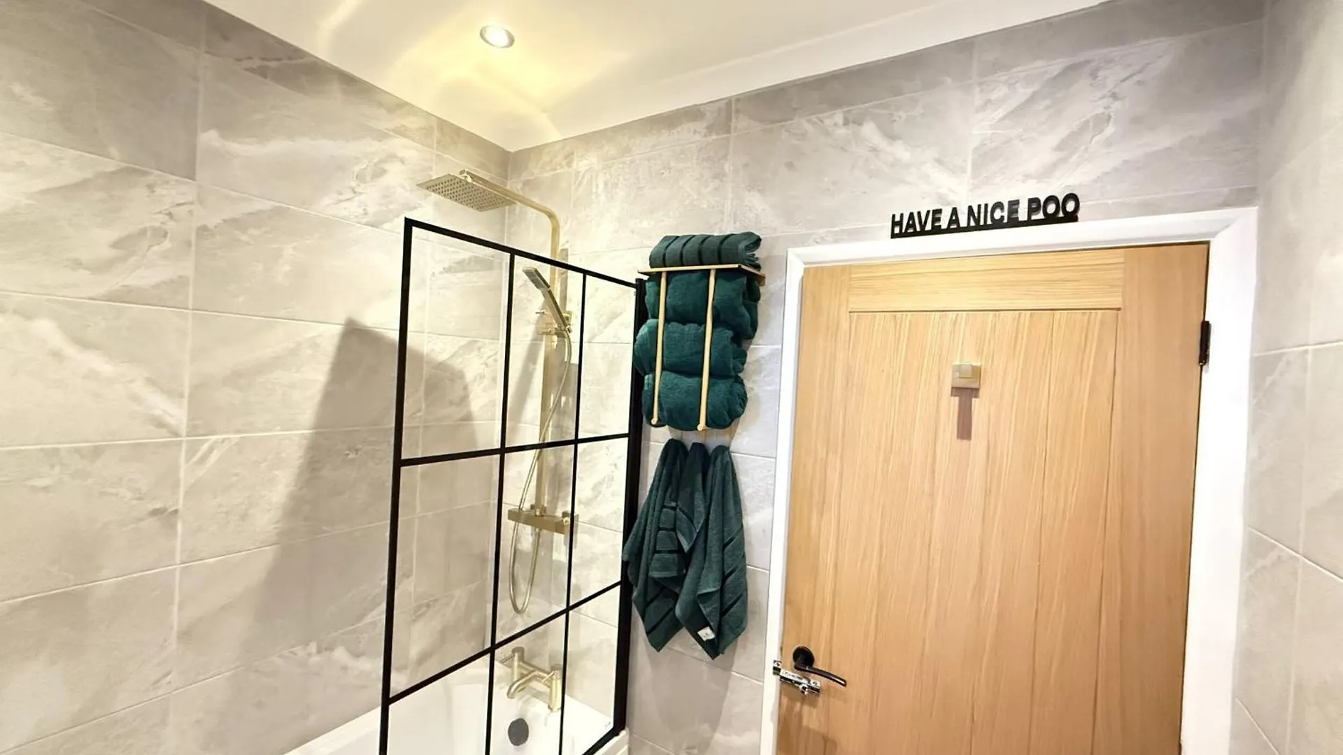 Modern House Sleeps 6 *
