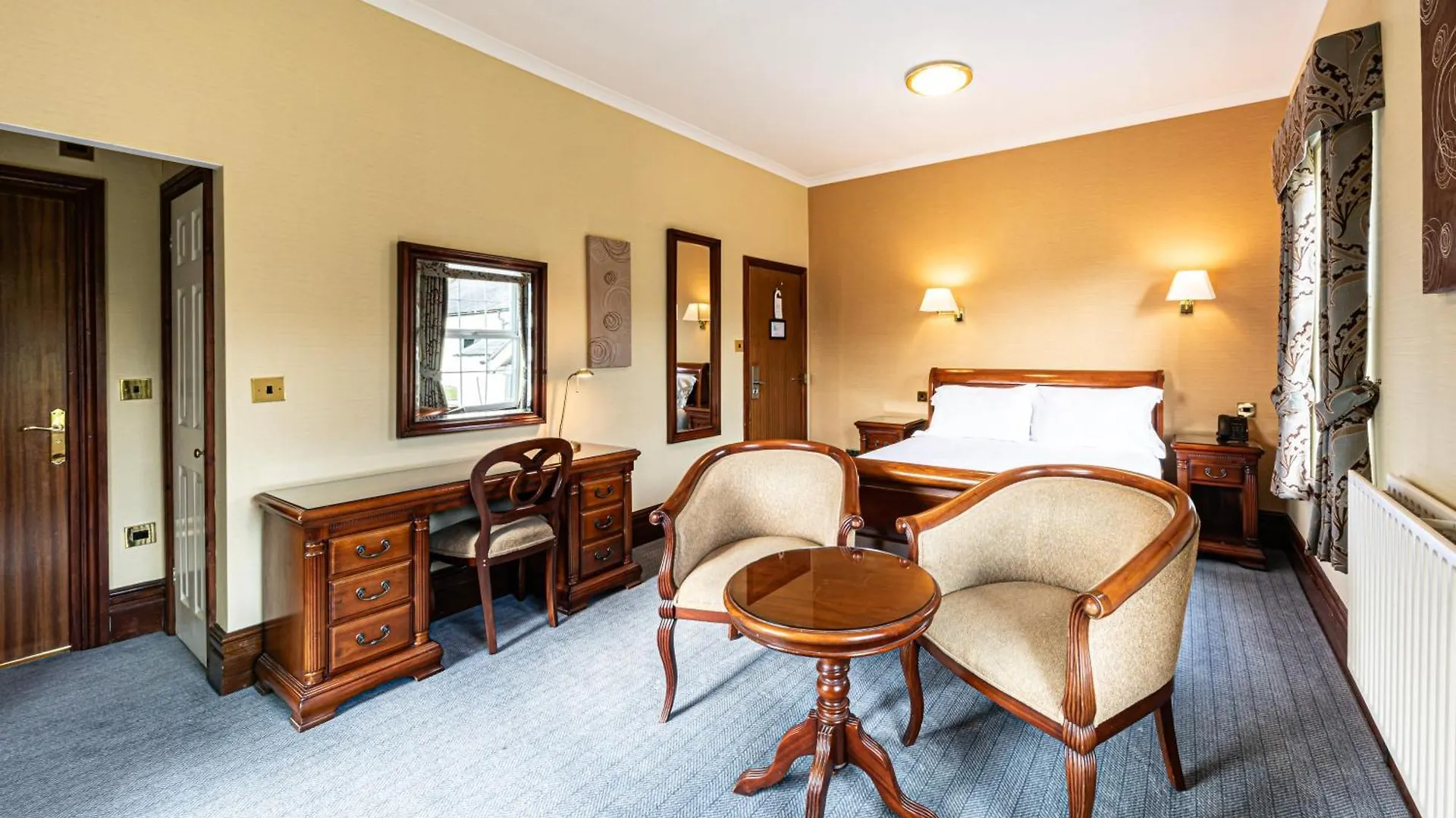 District Castle Hotel 4*
