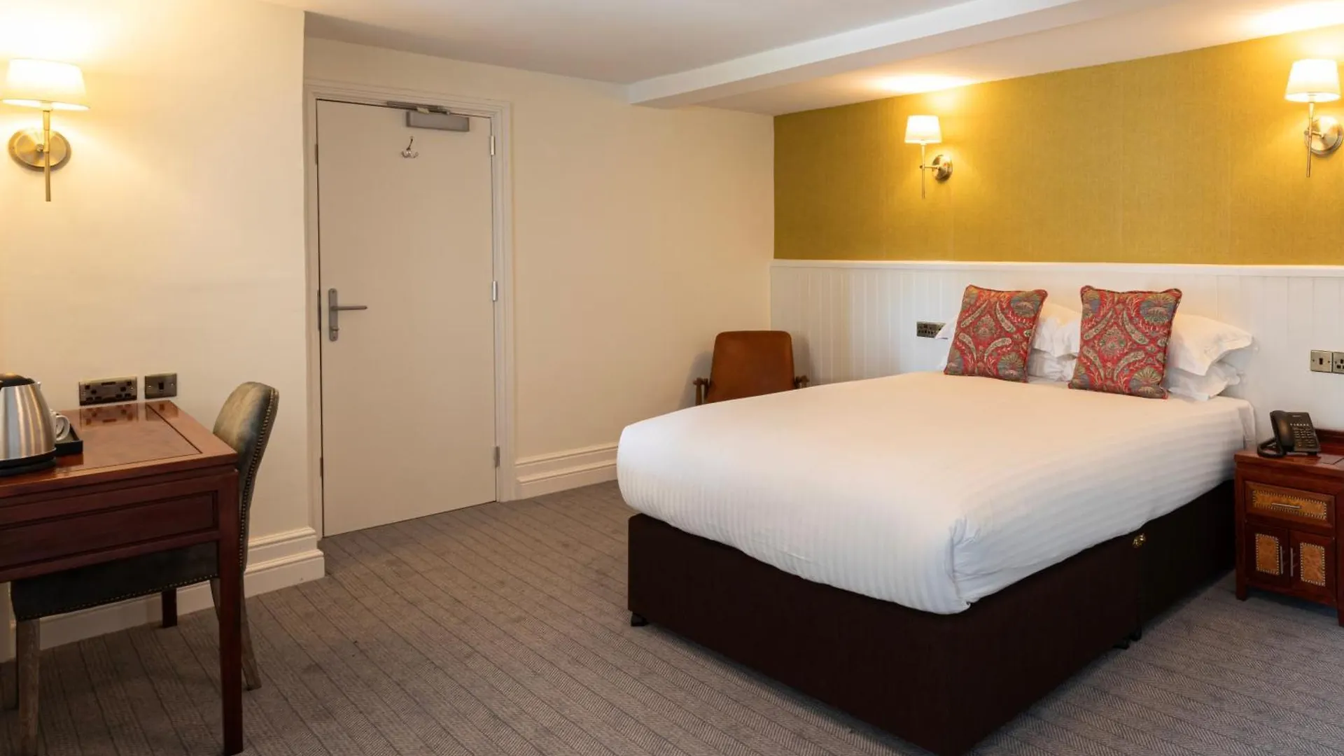 District Castle Hotel 4*