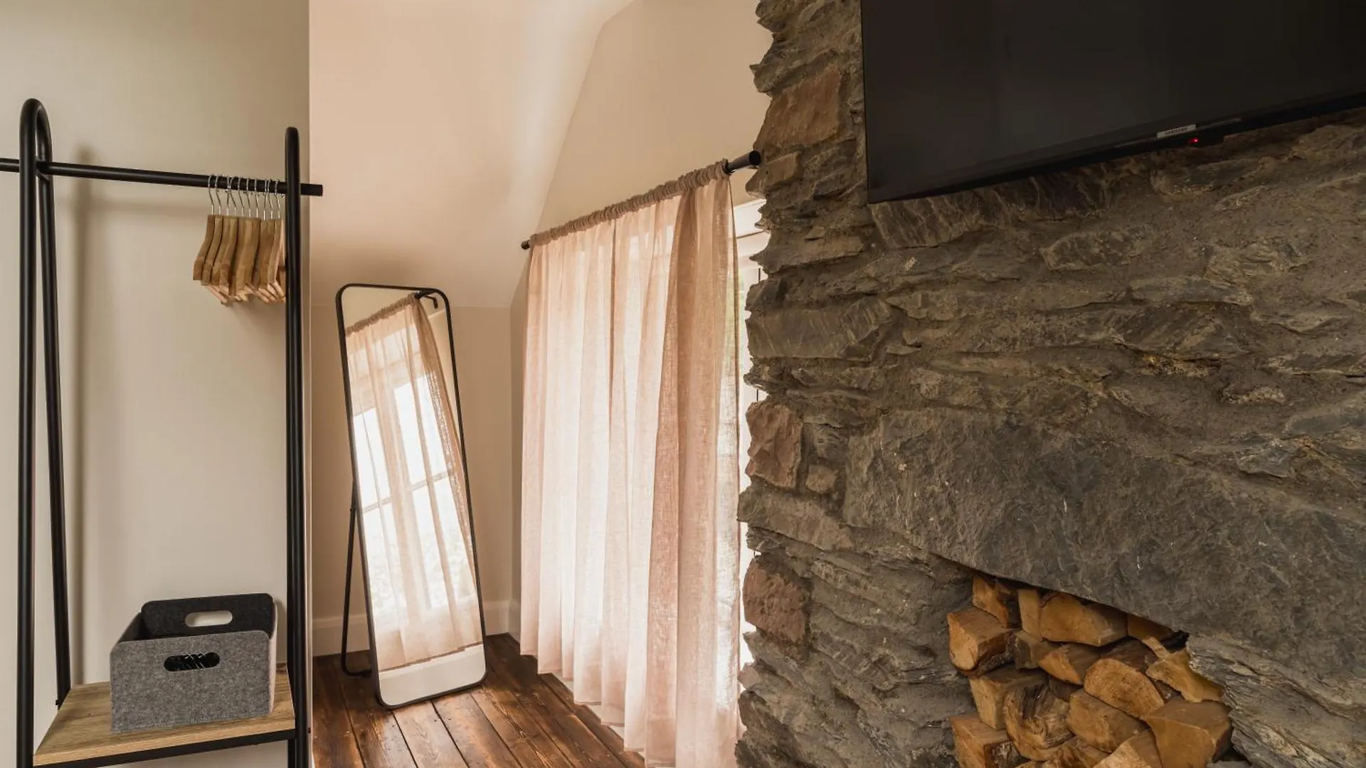 Ferry View Cottage, 3 Bed En-suite, Hot Tub * Bowness-on-Windermere