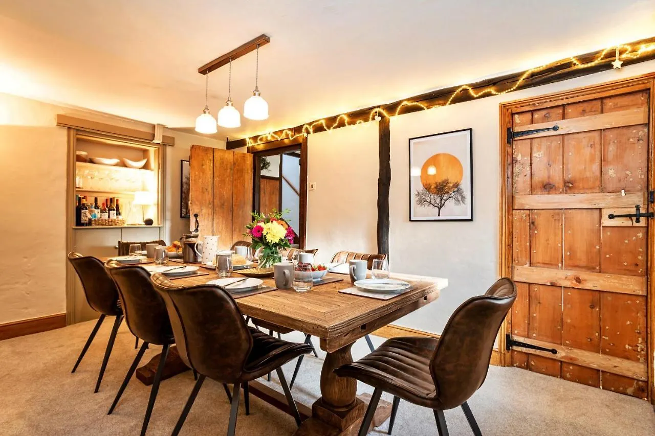 Finest Retreats - Ivy Casterton