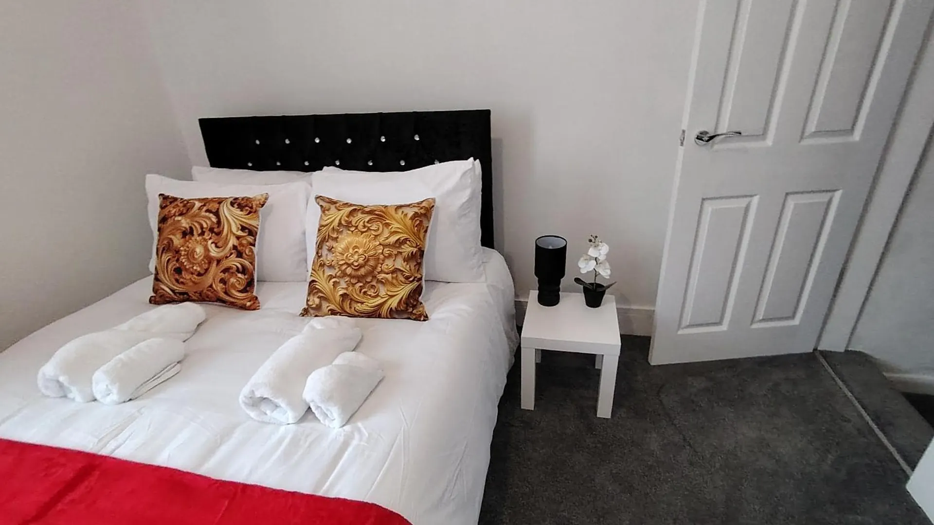 Lucky 15 - Ideal For Trade & Family - 2 Bedrooms - 2 Beds - Max 4 Guests - Close To Bae, Docks, District, Beaches