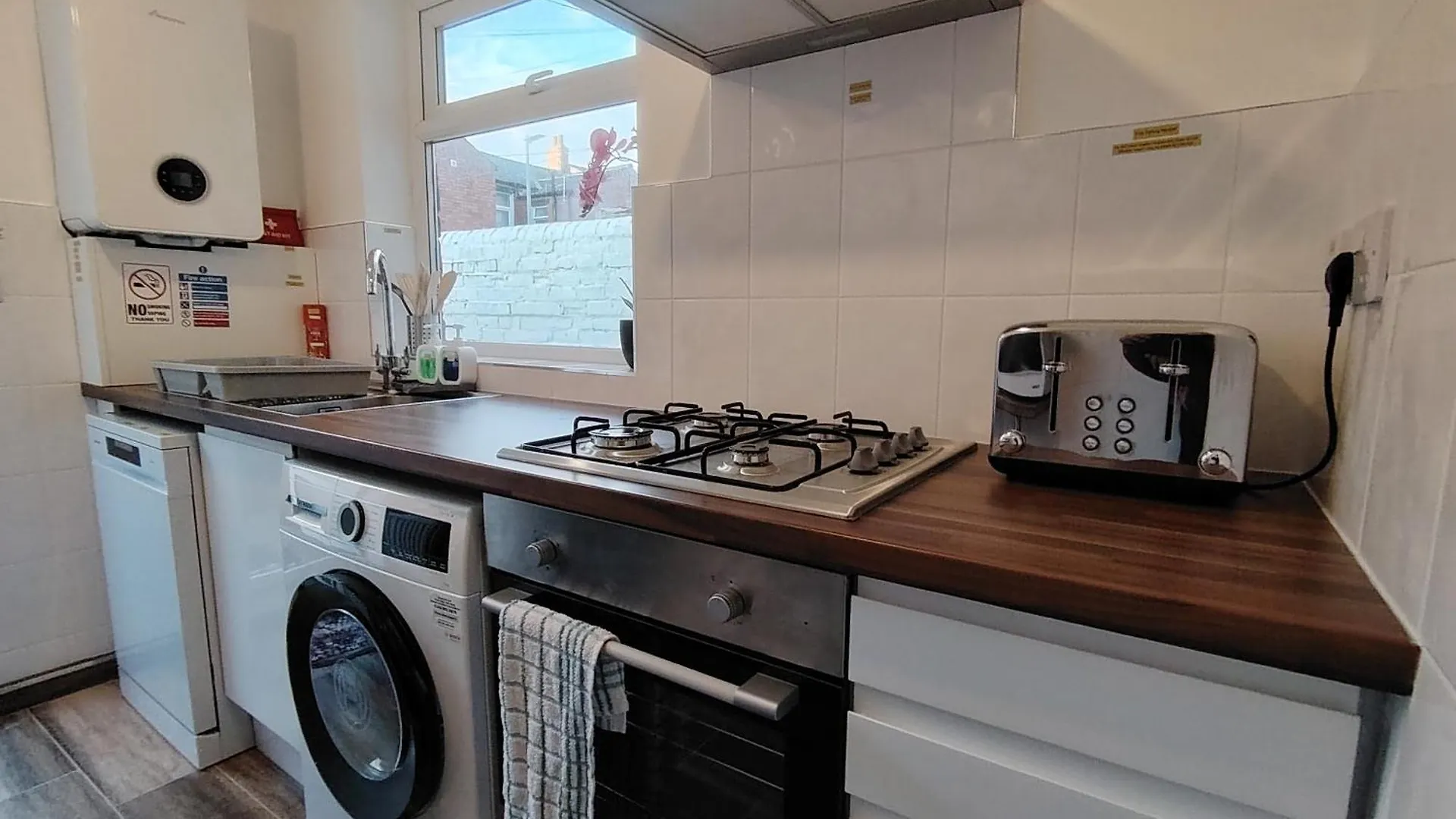 Lucky 15 - Ideal For Trade & Family - 2 Bedrooms - 2 Beds - Max 4 Guests - Close To Bae, Docks, District, Beaches *