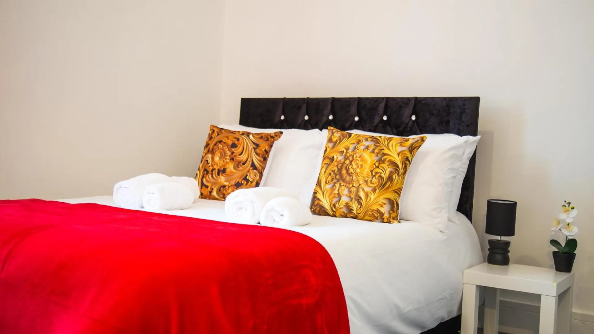 Lucky 15 - Ideal For Trade & Family - 2 Bedrooms - 2 Beds - Max 4 Guests - Close To Bae, Docks, District, Beaches *