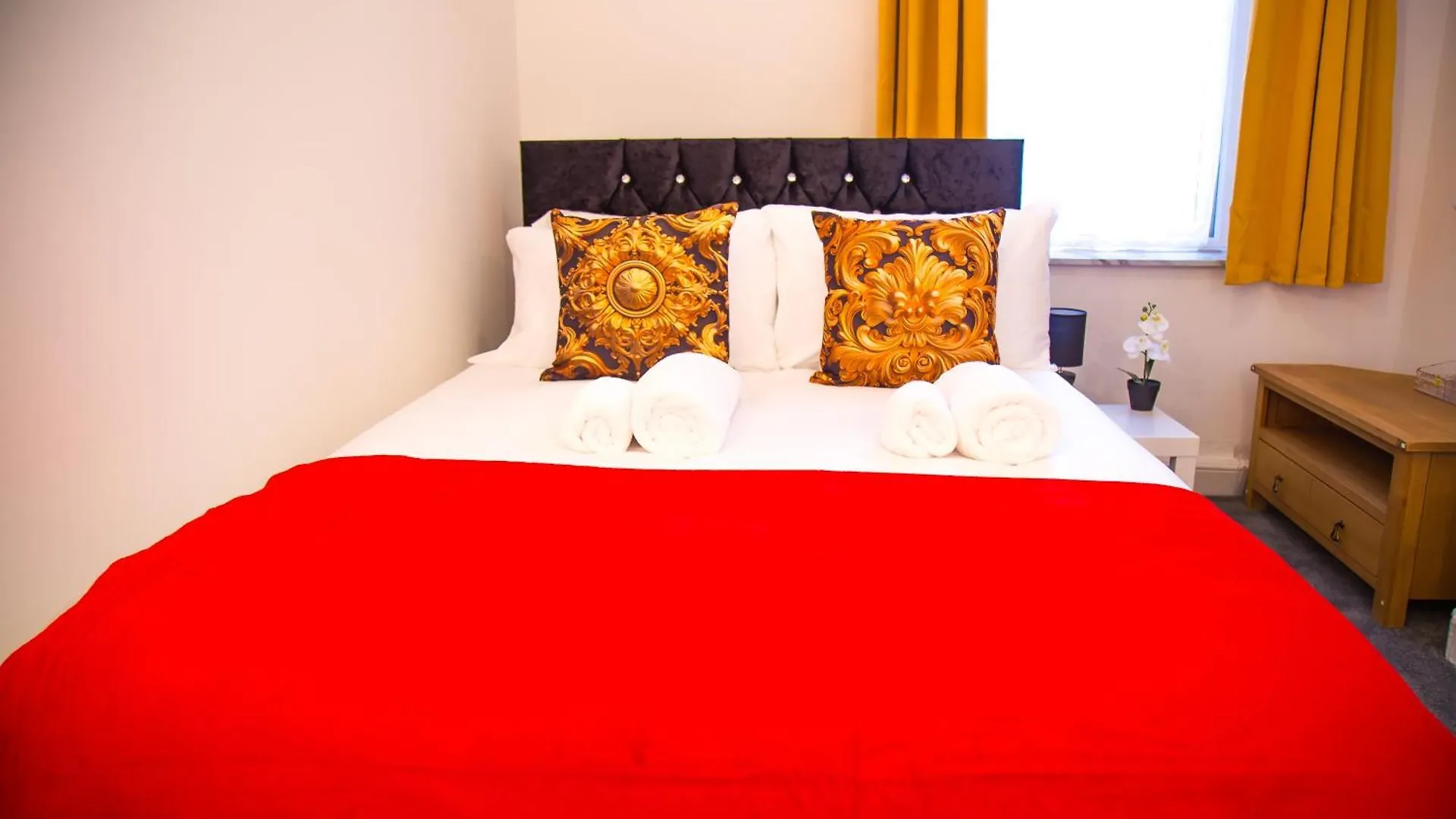 Lucky 15 - Ideal For Trade & Family - 2 Bedrooms - 2 Beds - Max 4 Guests - Close To Bae, Docks, District, Beaches