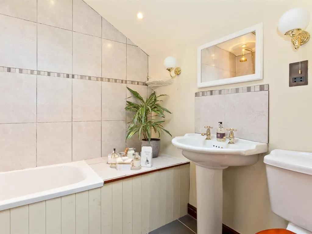 Waterwheel Bed & Breakfast 4*