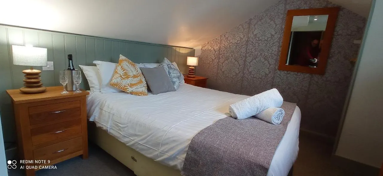 The Queen'S Arms Inn Hotel