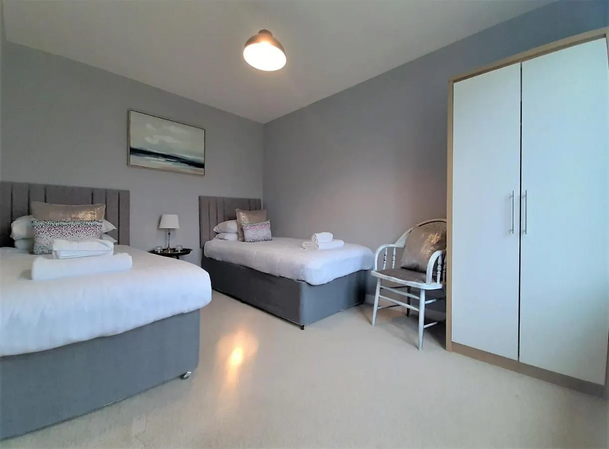 Hotel Court *