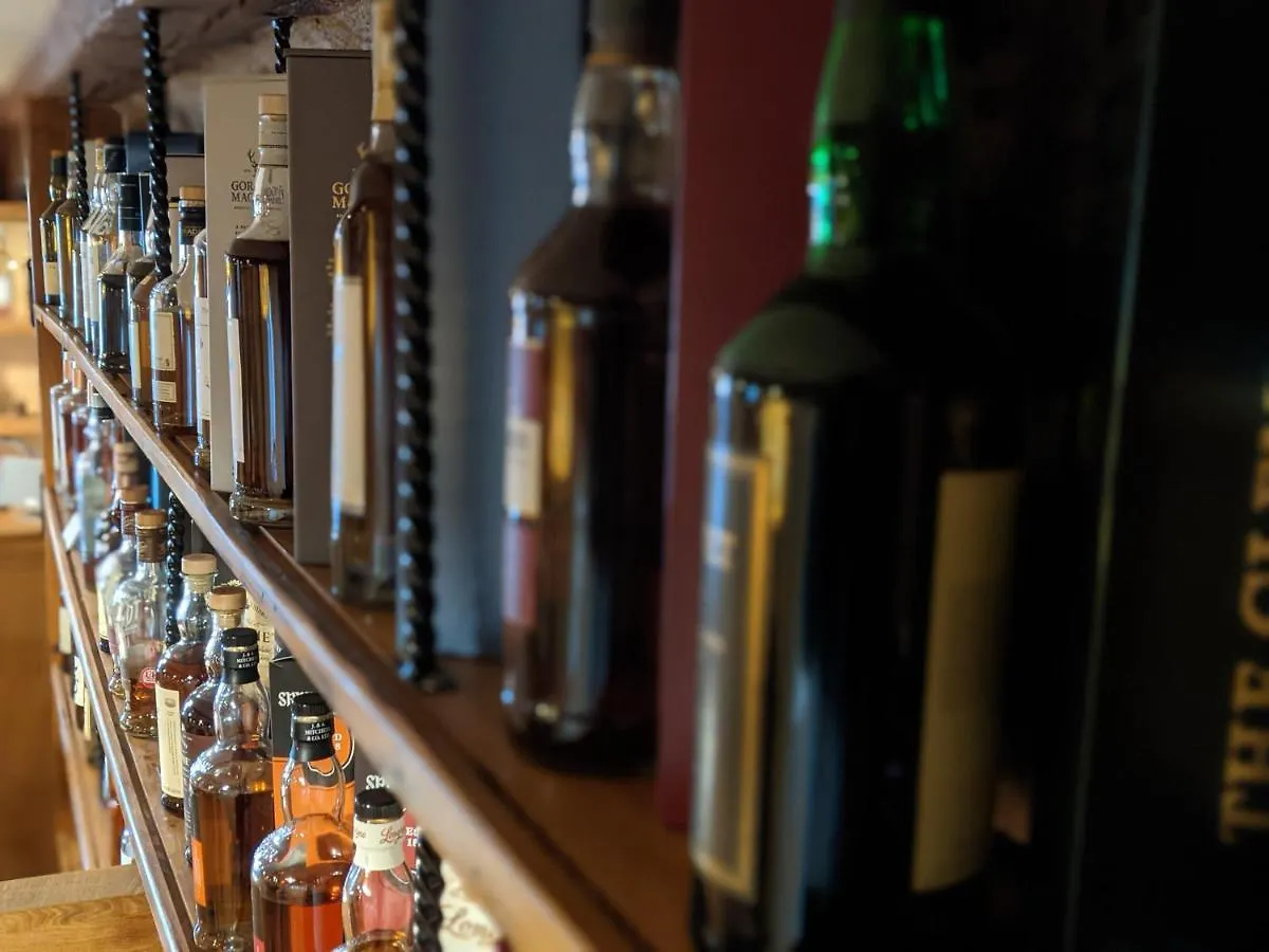 The Wayside And Whisky Barn 4*