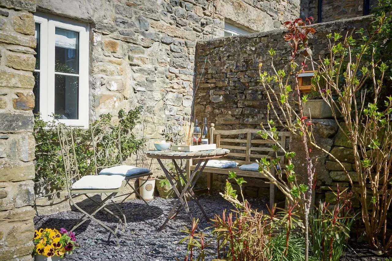Chapel Set In A Private Courtyard In Location With 2 Parking Spaces * Kirkby Lonsdale