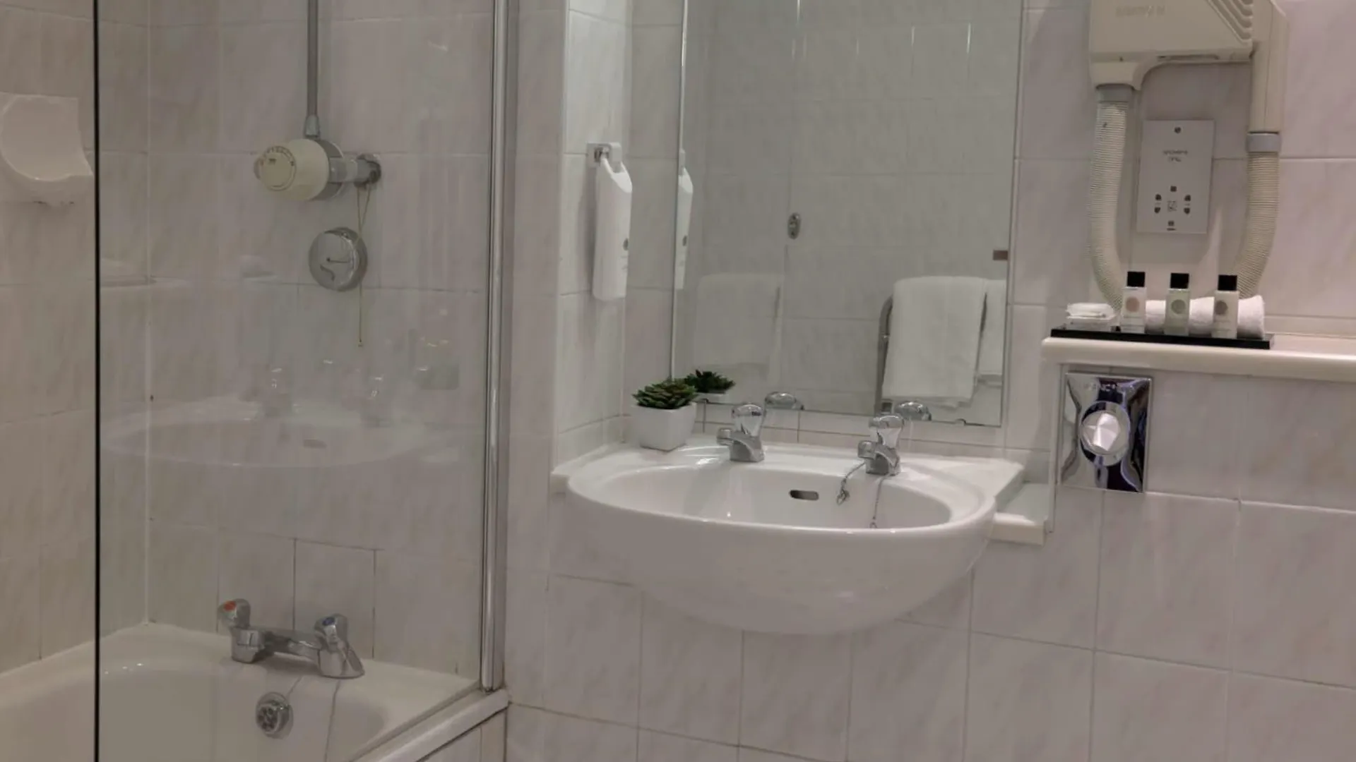 Hotel Crown & Mitre 3*