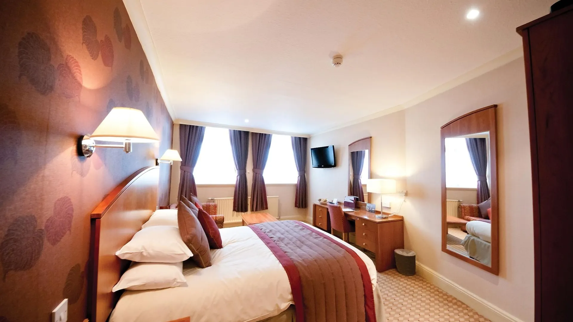 Hotel Crown & Mitre 3*