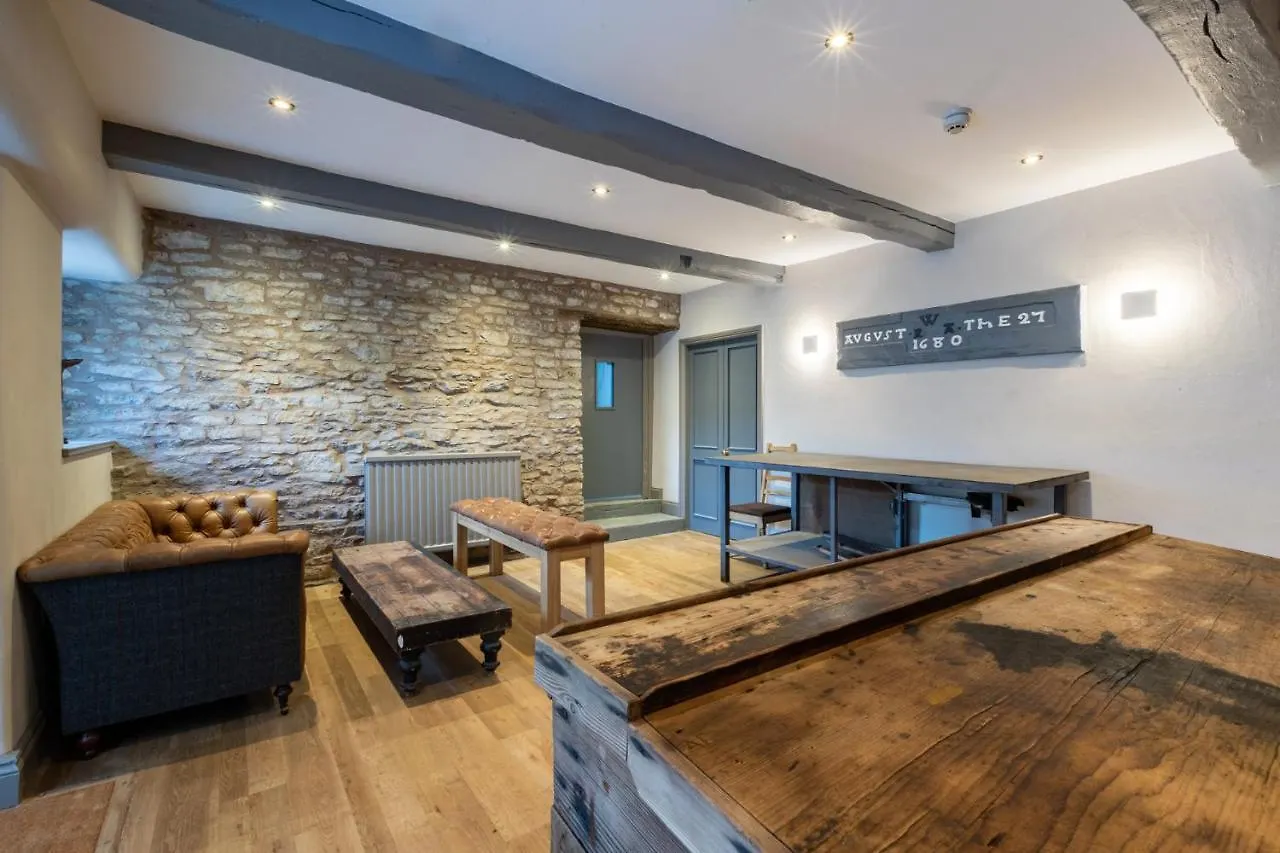 The Greyhound 3* Shap