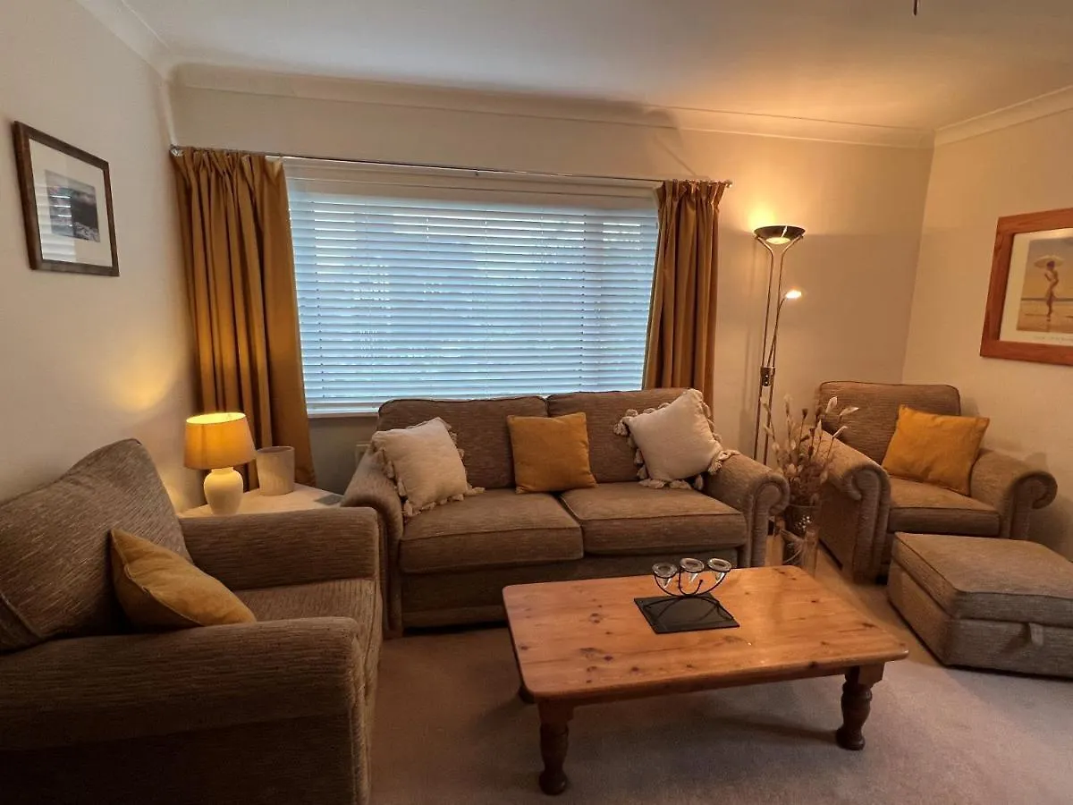 Cheerful 3 Bedroom In Central Location