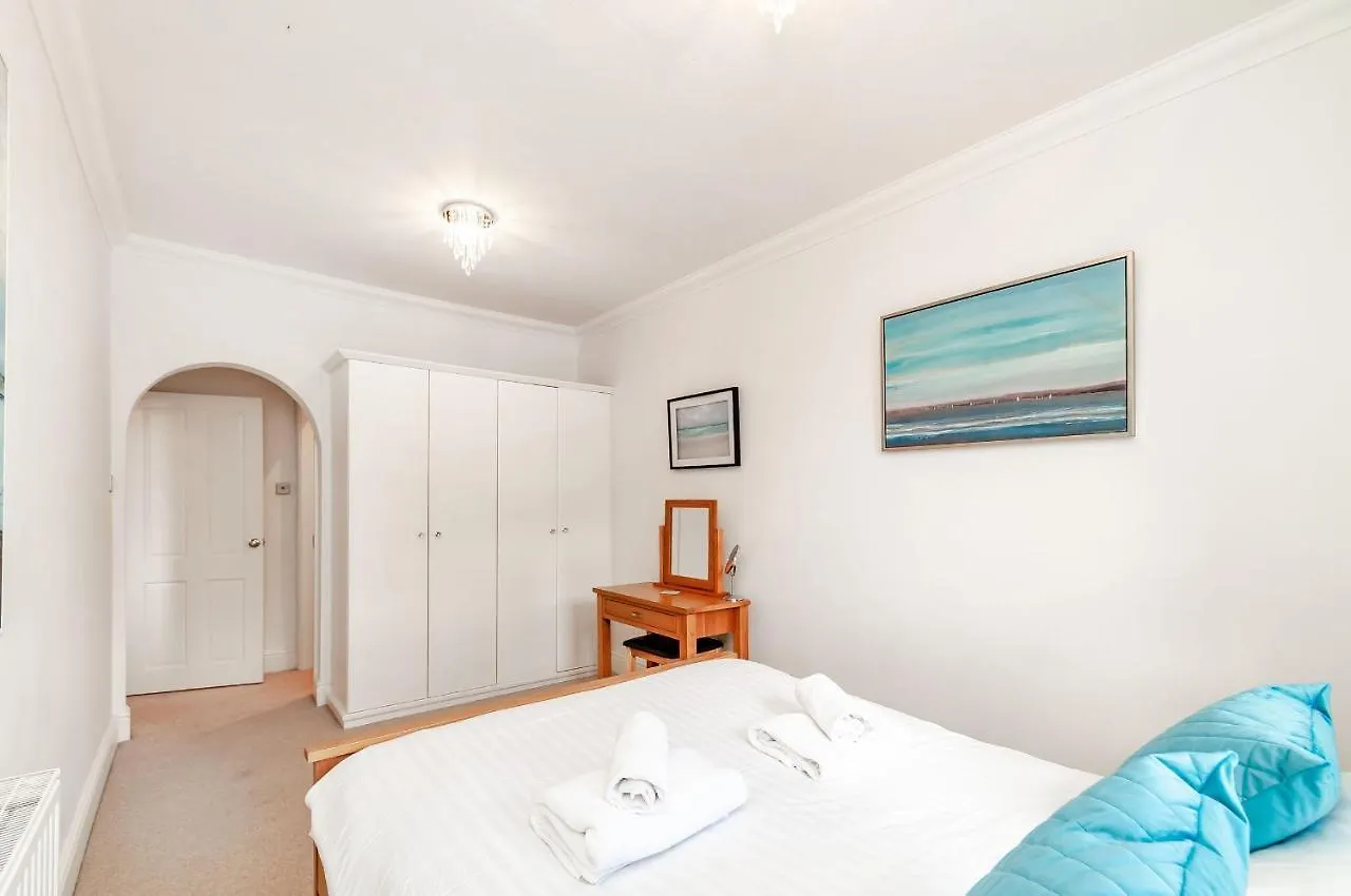8 Kents Bank House Apartment *