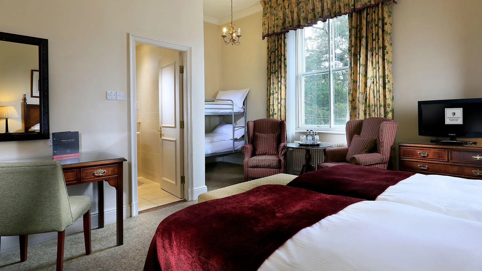 Hotel Macdonald Old England &