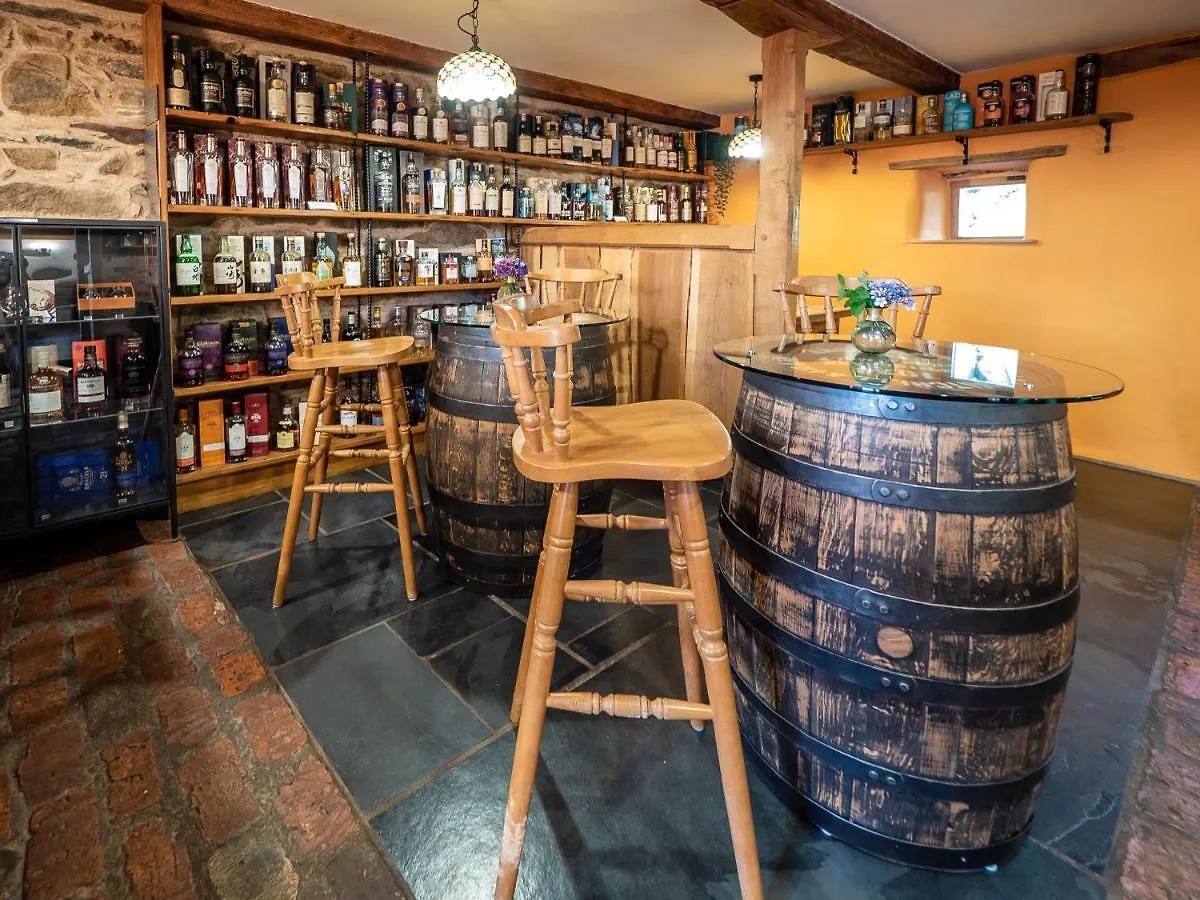 The Wayside And Whisky Barn Casa de hóspedes