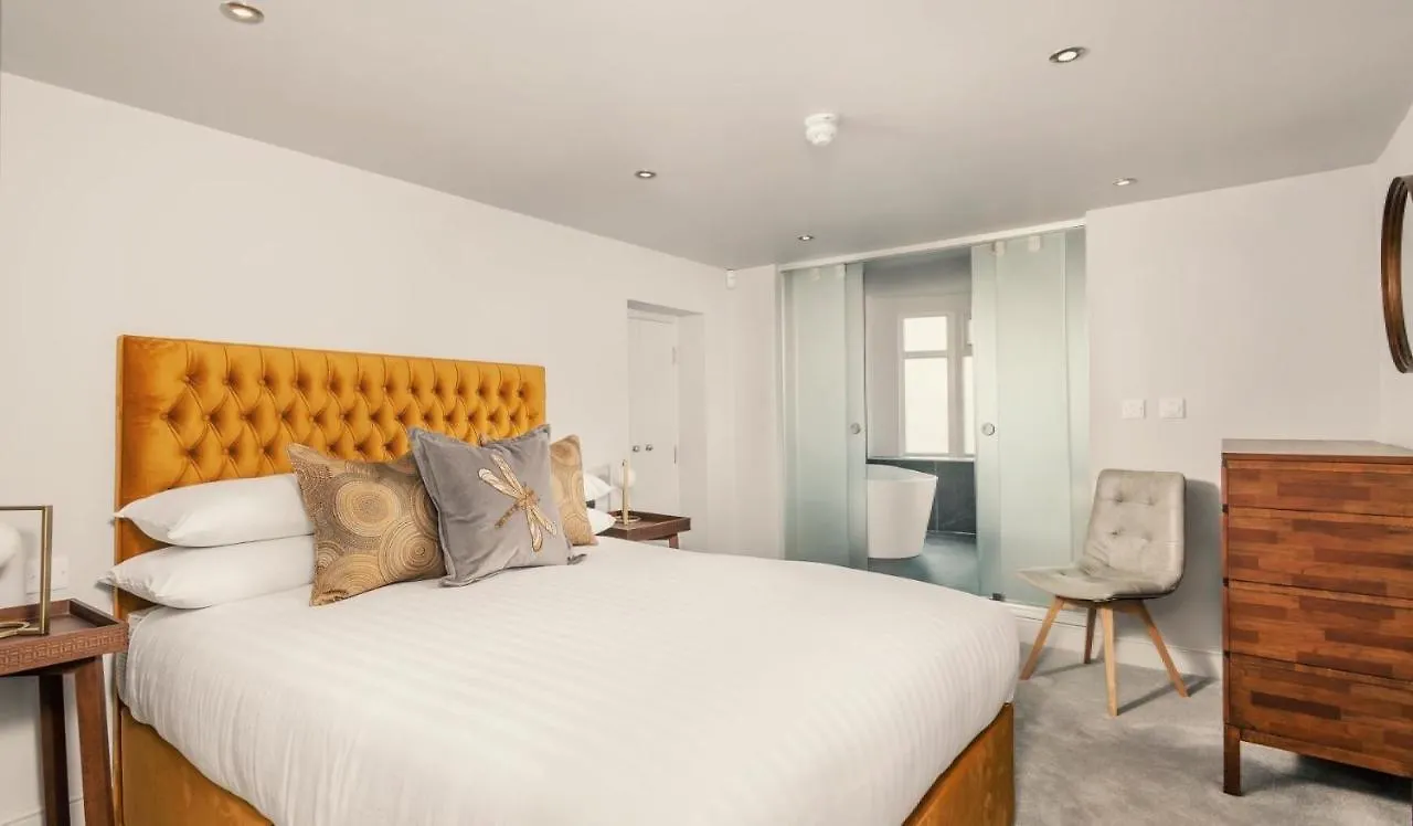 Keswick Road Apartment *