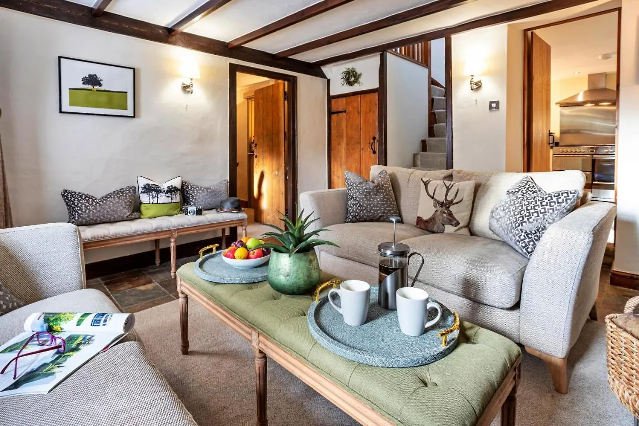 Finest Retreats - Ivy * Casterton