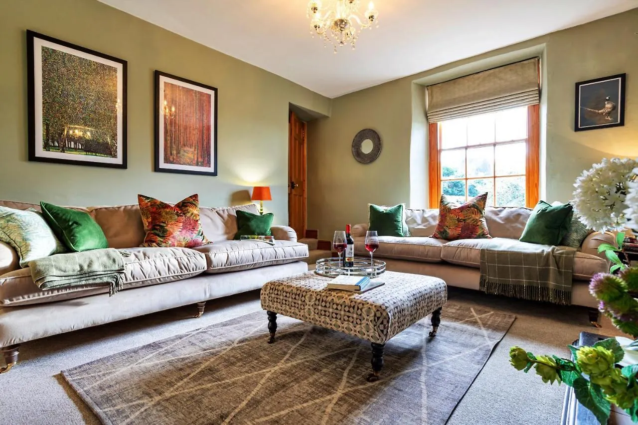 Finest Retreats - Ivy * Casterton