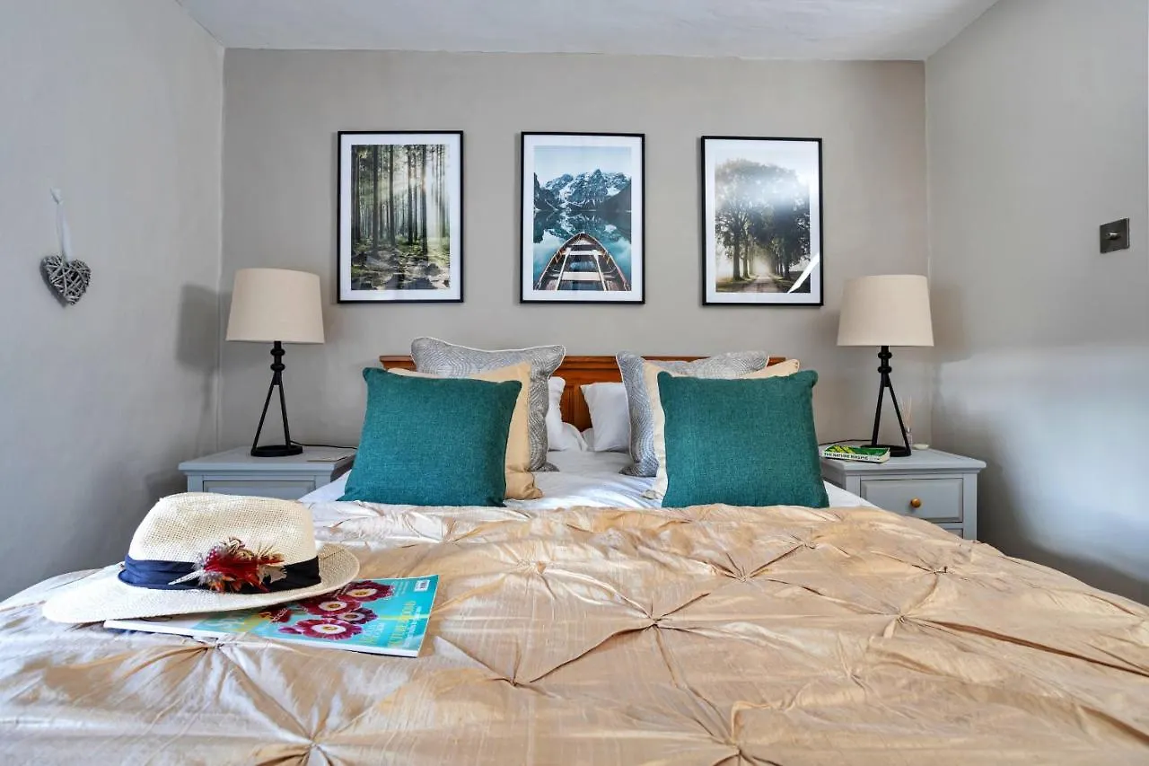 Finest Retreats - Ivy * Casterton