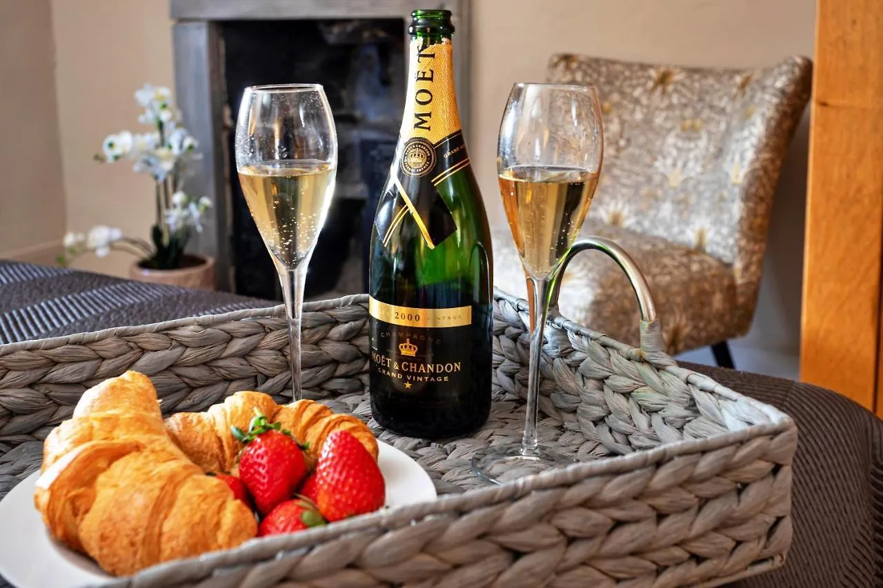 Finest Retreats - Ivy Casterton