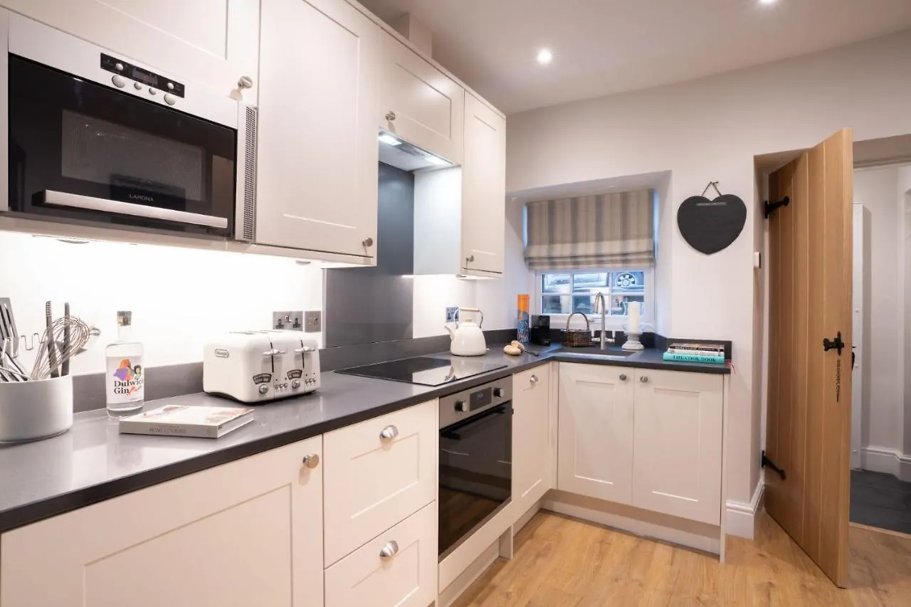 Dormouse With Log Burner & Parking By Letmestay Holiday home