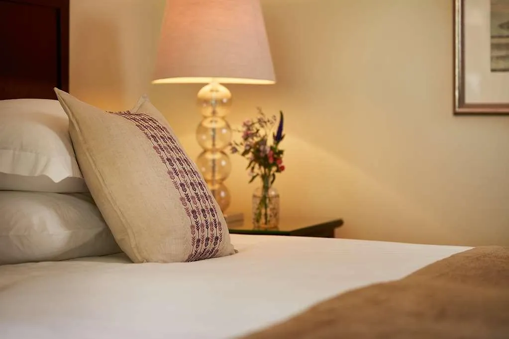 מלון Macdonald Leeming House 4*