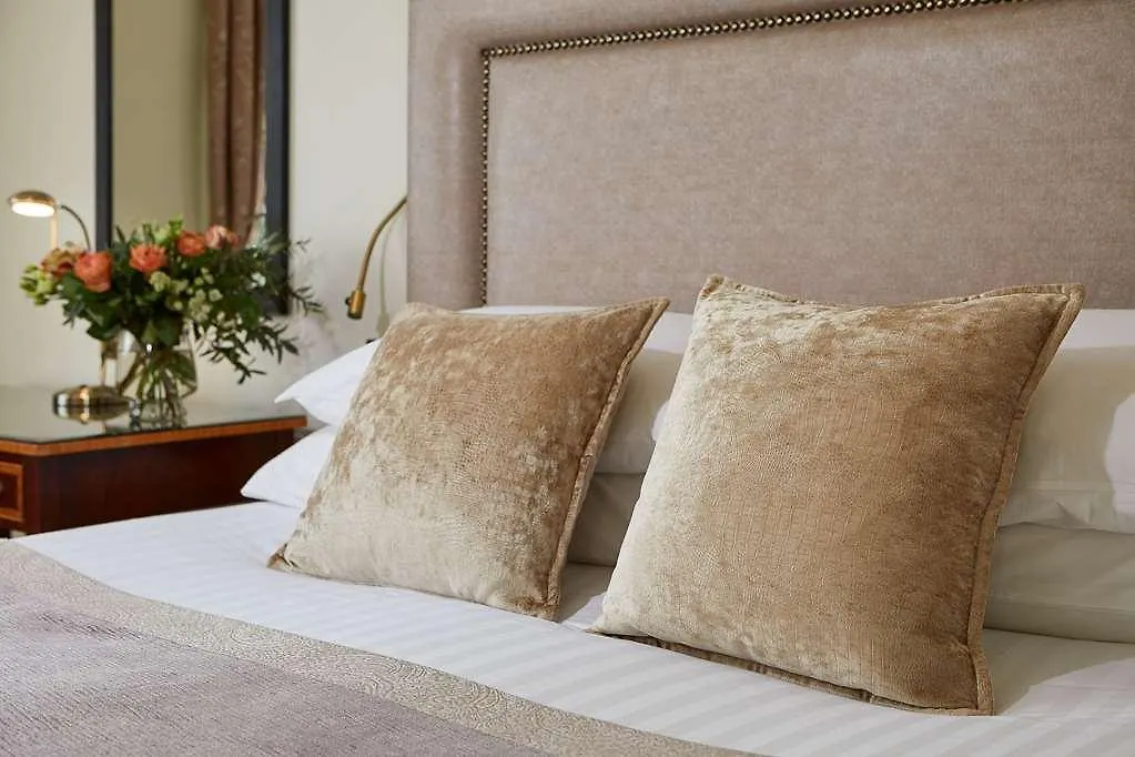 Macdonald Leeming House מלון 4*