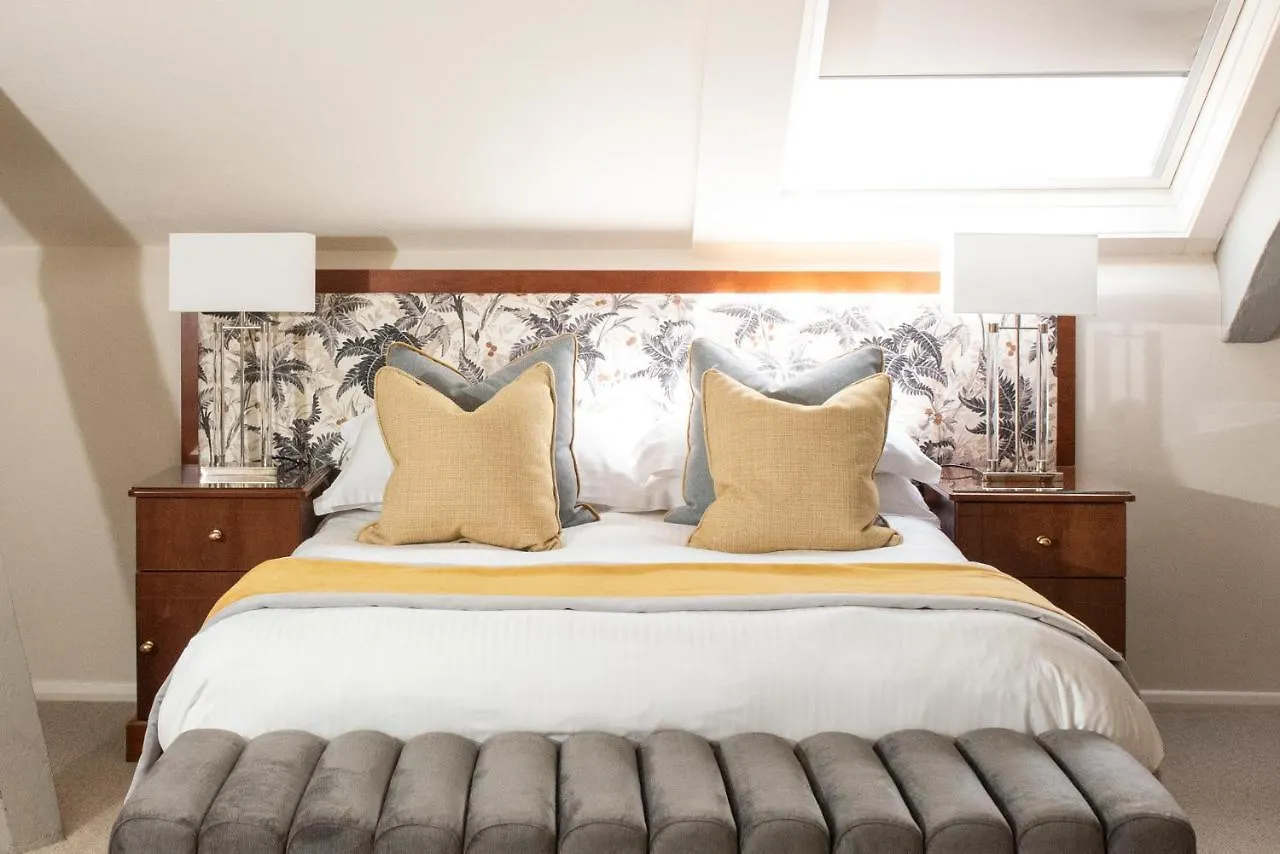Roundthorn & Luxury بنريث