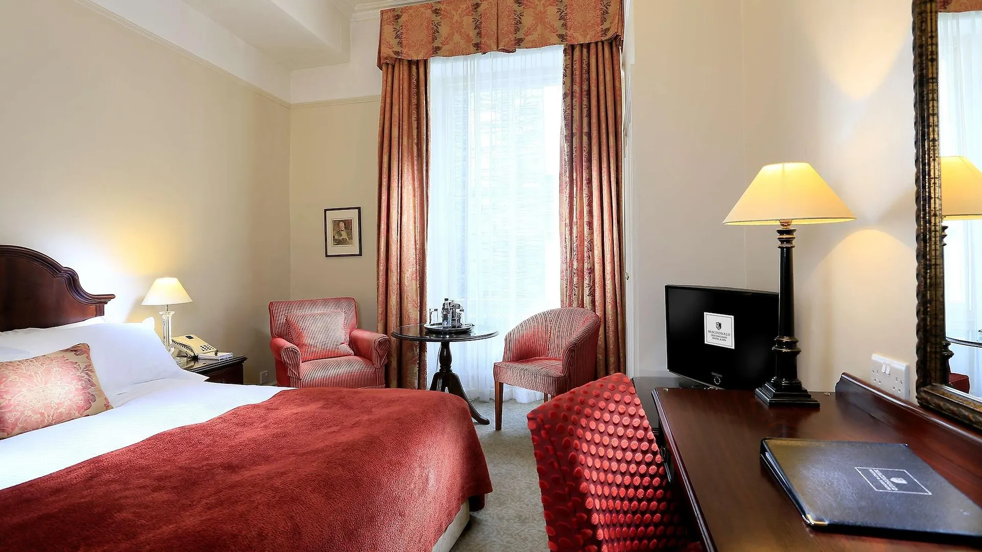 Macdonald Old England & Hotel 4*