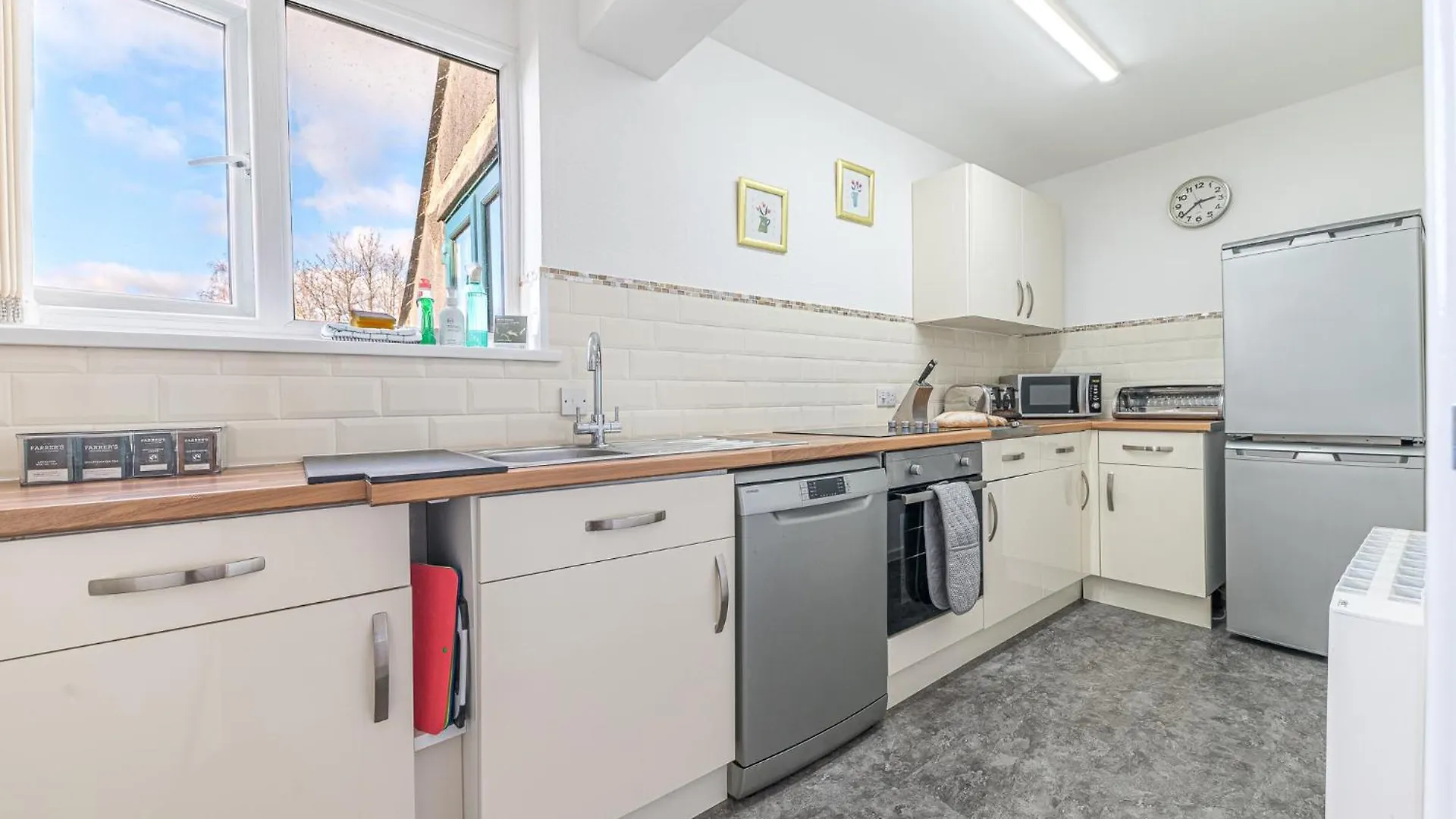Two Minute Walk From The World Of Beatrix Potter, With Parking Apartment