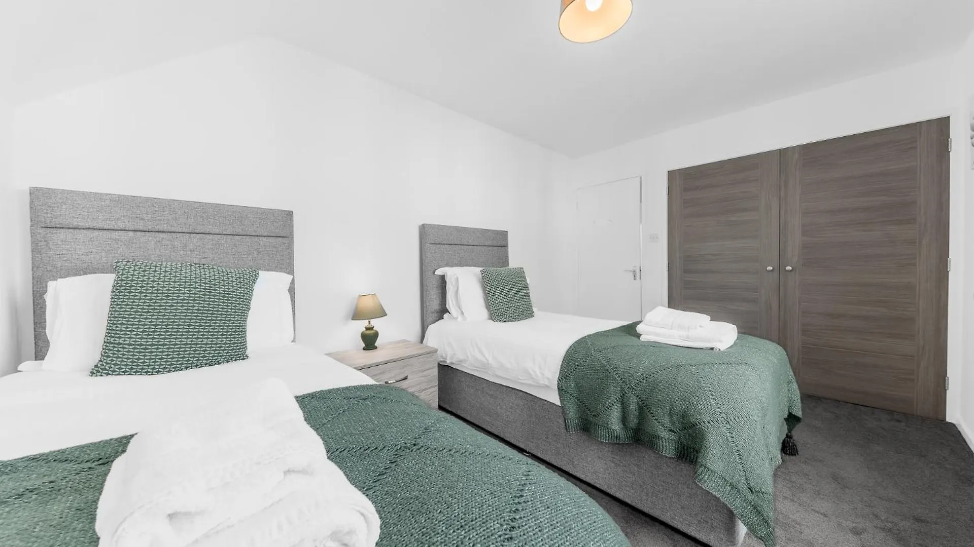 Апартаменты Two Minute Walk From The World Of Beatrix Potter, With Parking *